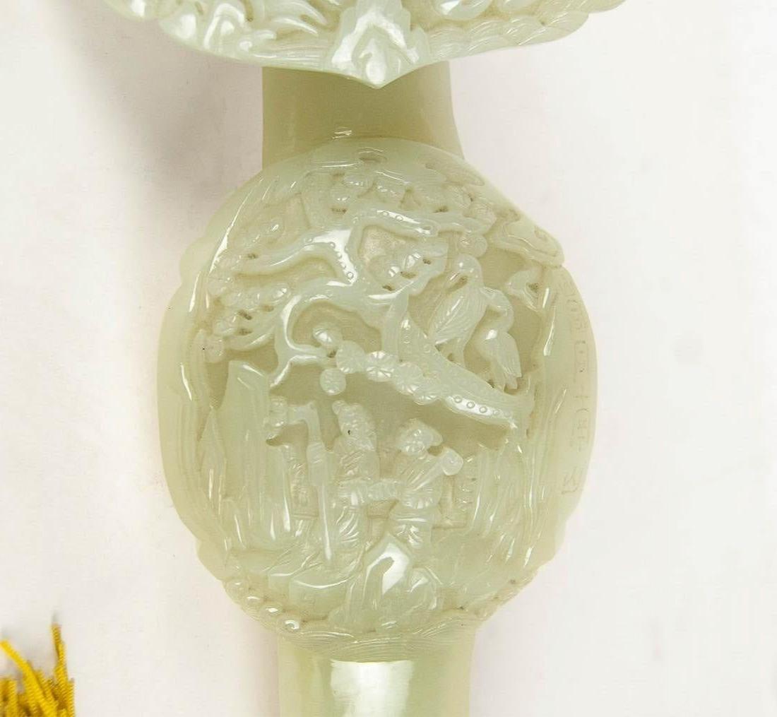 Ornement Ruyi en jade néphrite certifié GIA dans une monture fine en vente 3