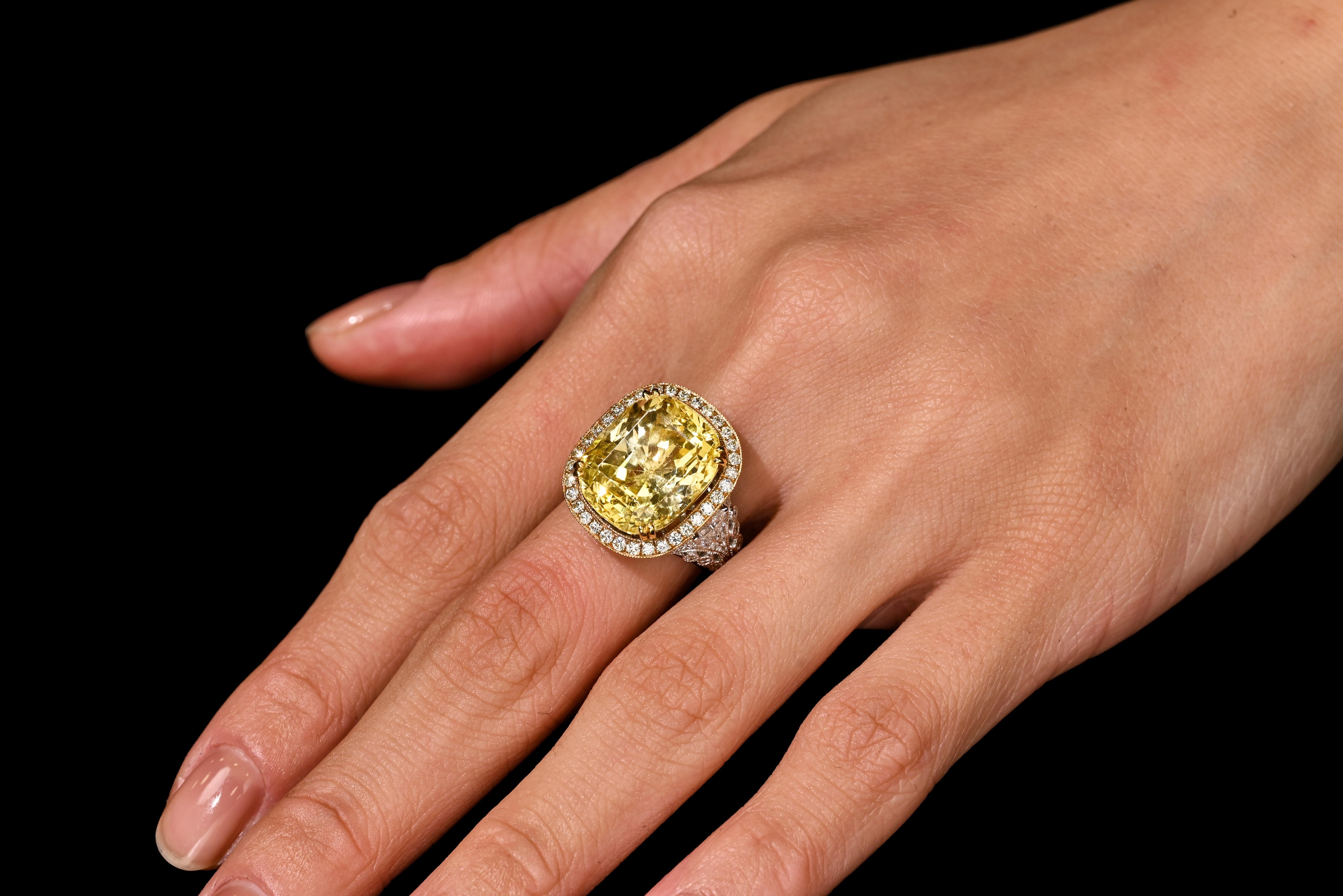 Découvrez une élégance inégalée avec cette royale bague en or blanc 18k de 17 carats à taille coussin, saphir jaune sans chaleur et diamant de taille trillion. Un véritable chef-d'œuvre.

Le saphir certifié par le GIA séduit par sa couleur jaune vif