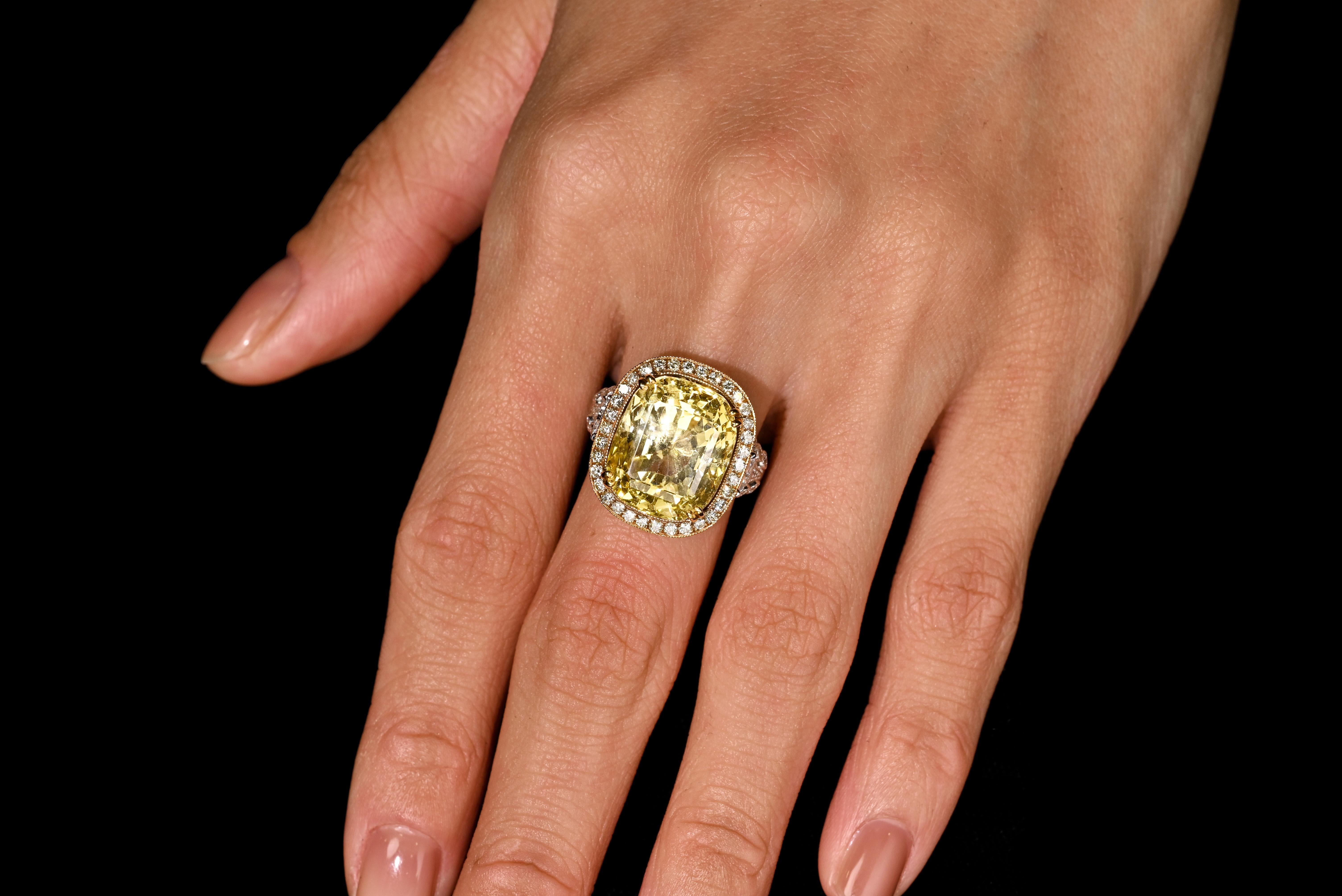 Art déco Bague saphir jaune et diamant certifié GIA 17 carats, taille coussin en vente