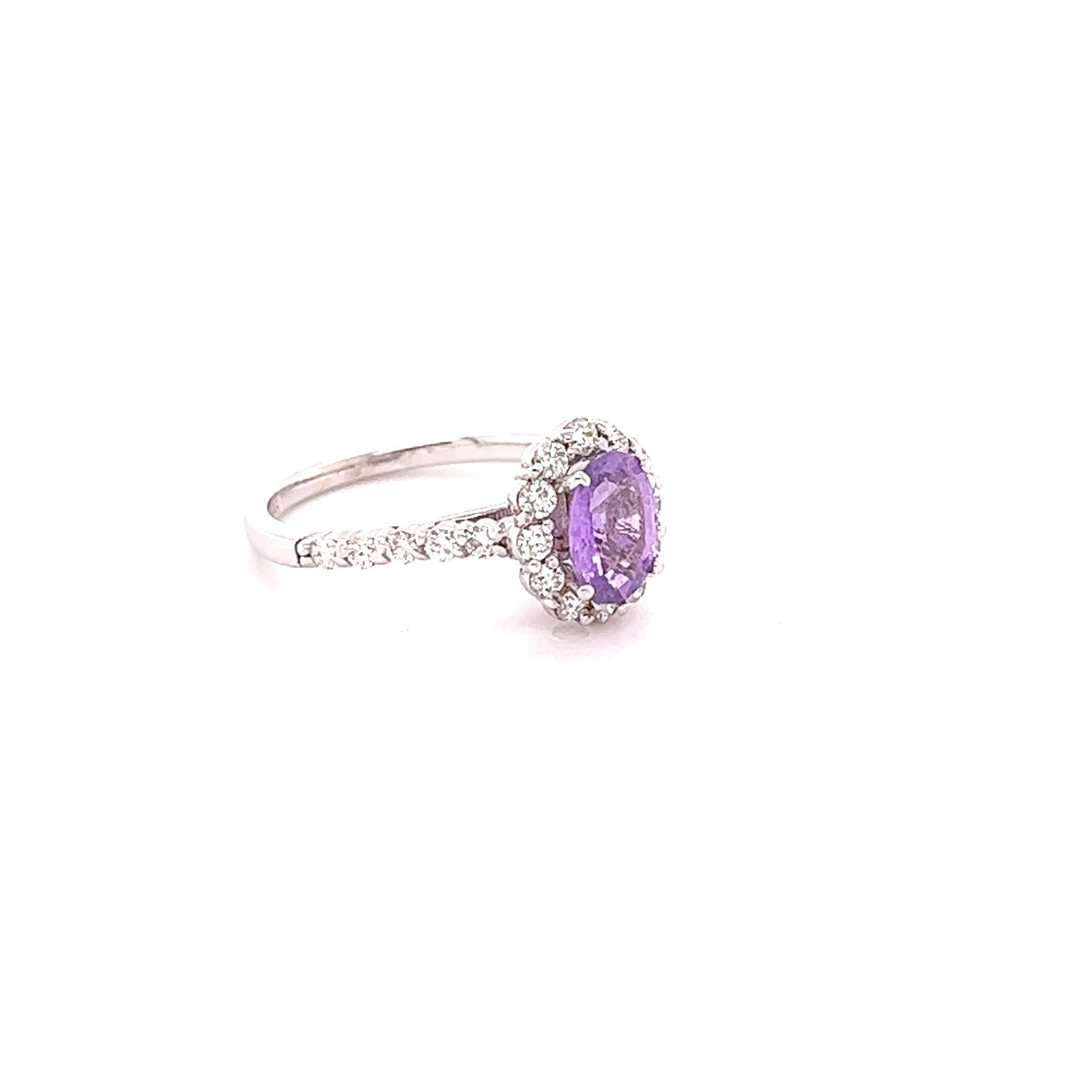 Dieser schöne Ring hat einen natürlichen rosa Saphir im Ovalschliff mit einem Gewicht von 1,31 Karat. 

Der Ring ist mit 22 Diamanten im Rundschliff mit einem Gewicht von 0,61 Karat und einer Reinheit und Farbe von VS/H verziert. Das