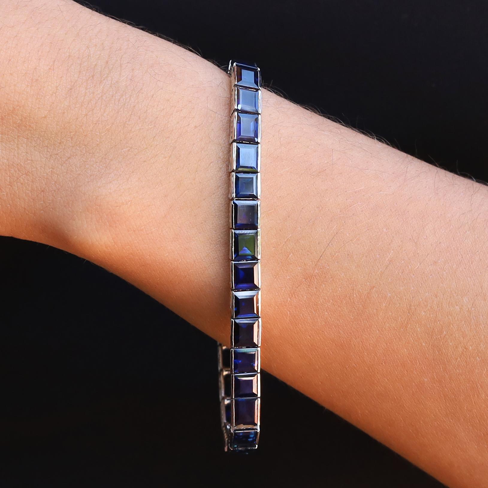 Chef-d'œuvre de symétrie épurée, cet authentique bracelet Art déco en saphir à lignes droites est un must-have. Serti de saphirs bleus profonds de taille élégante pesant un total de 25 carats et certifiés GIA sans chaleur. Les maillons en platine,