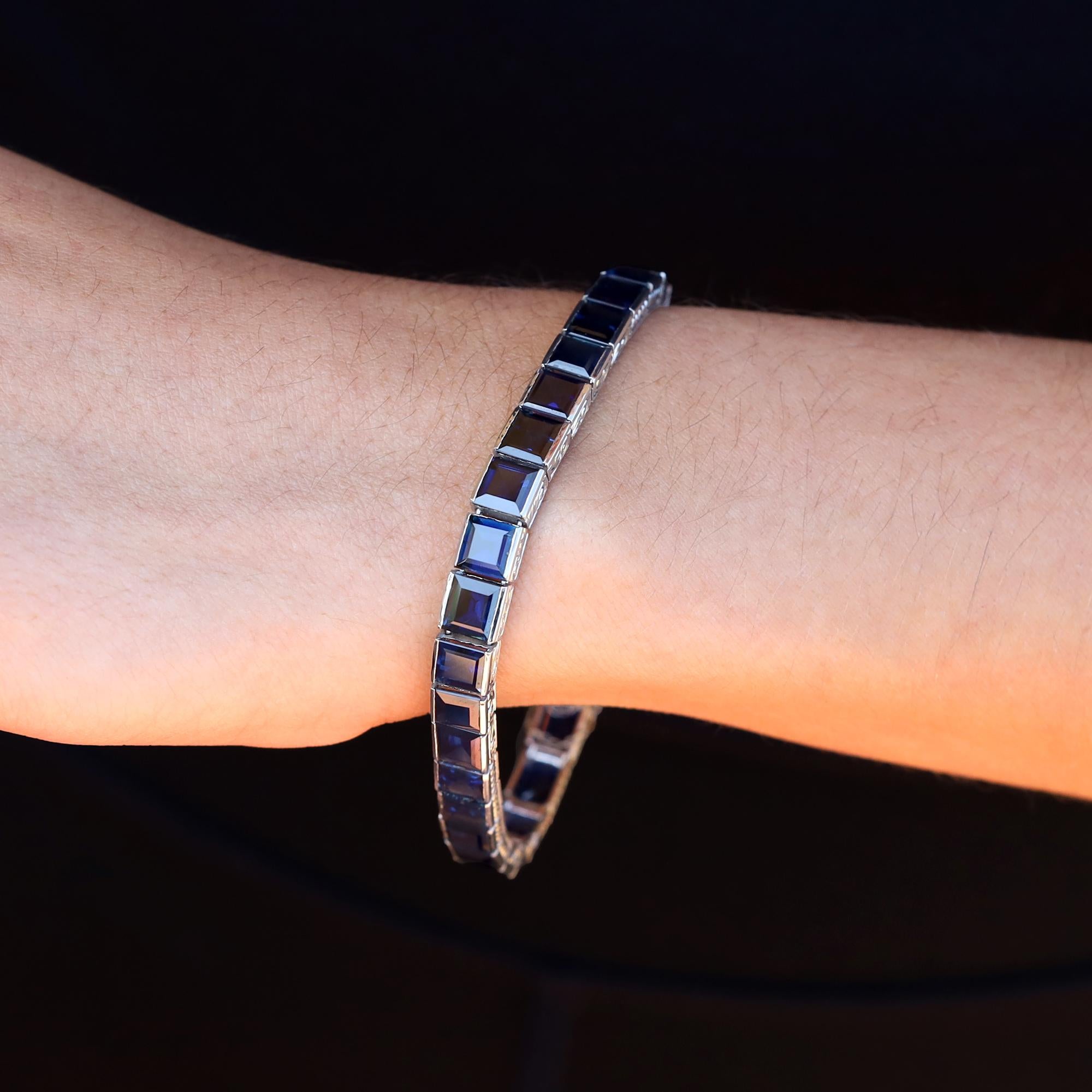 Art déco GIA Certified No Heat 25ctw Blue Sapphire Art Deco Platinum Line Bracelet en vente