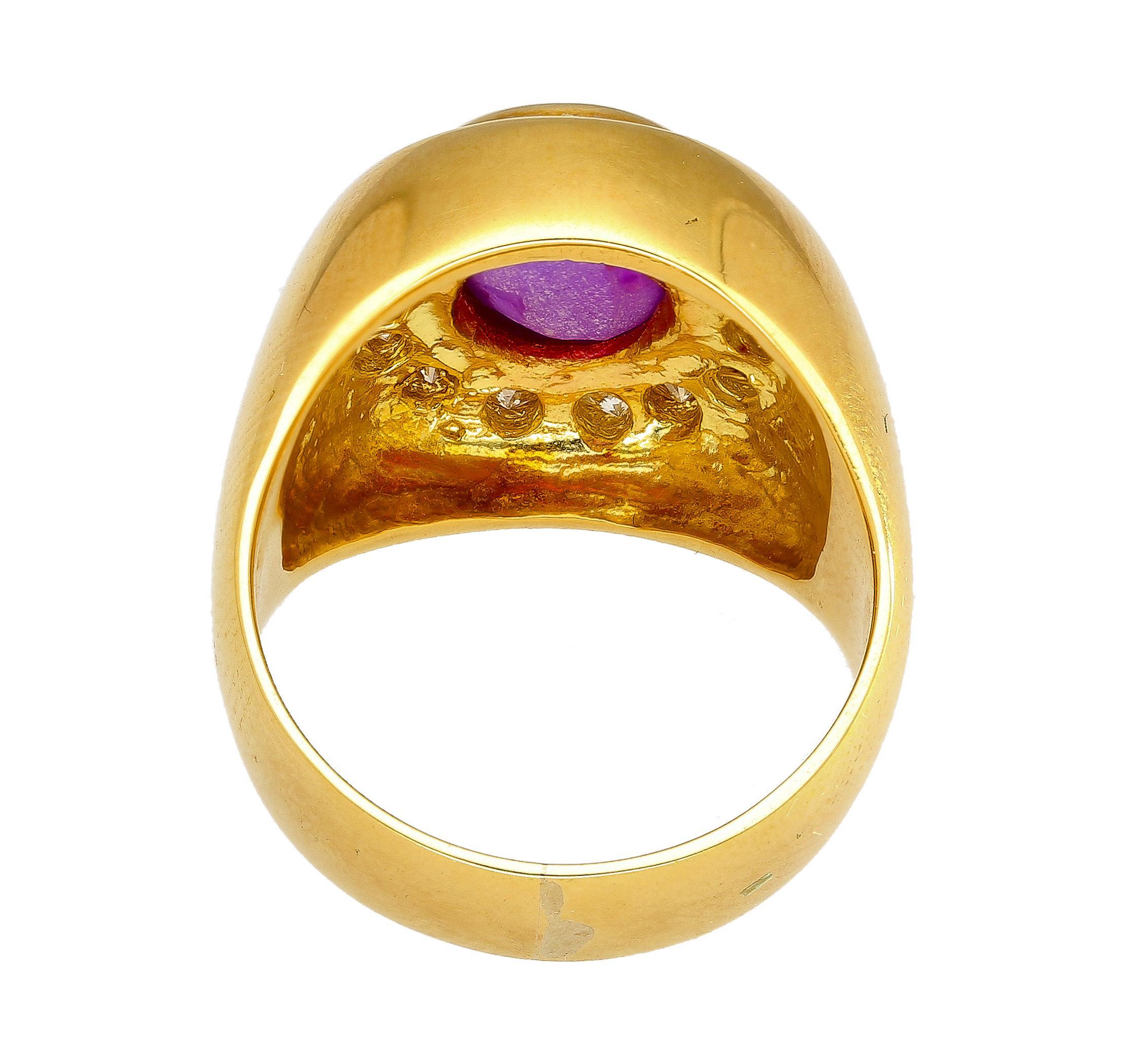 Bague dôme en saphir étoilé rose/violet et diamant certifiée GIA. 

Cette bague dôme est ornée d'une pierre centrale en saphir étoilé sertie d'un chaton. Le saphir pèse 6,3 carats, présente une teinte rose/pourpre et est taillé en double cabochon.