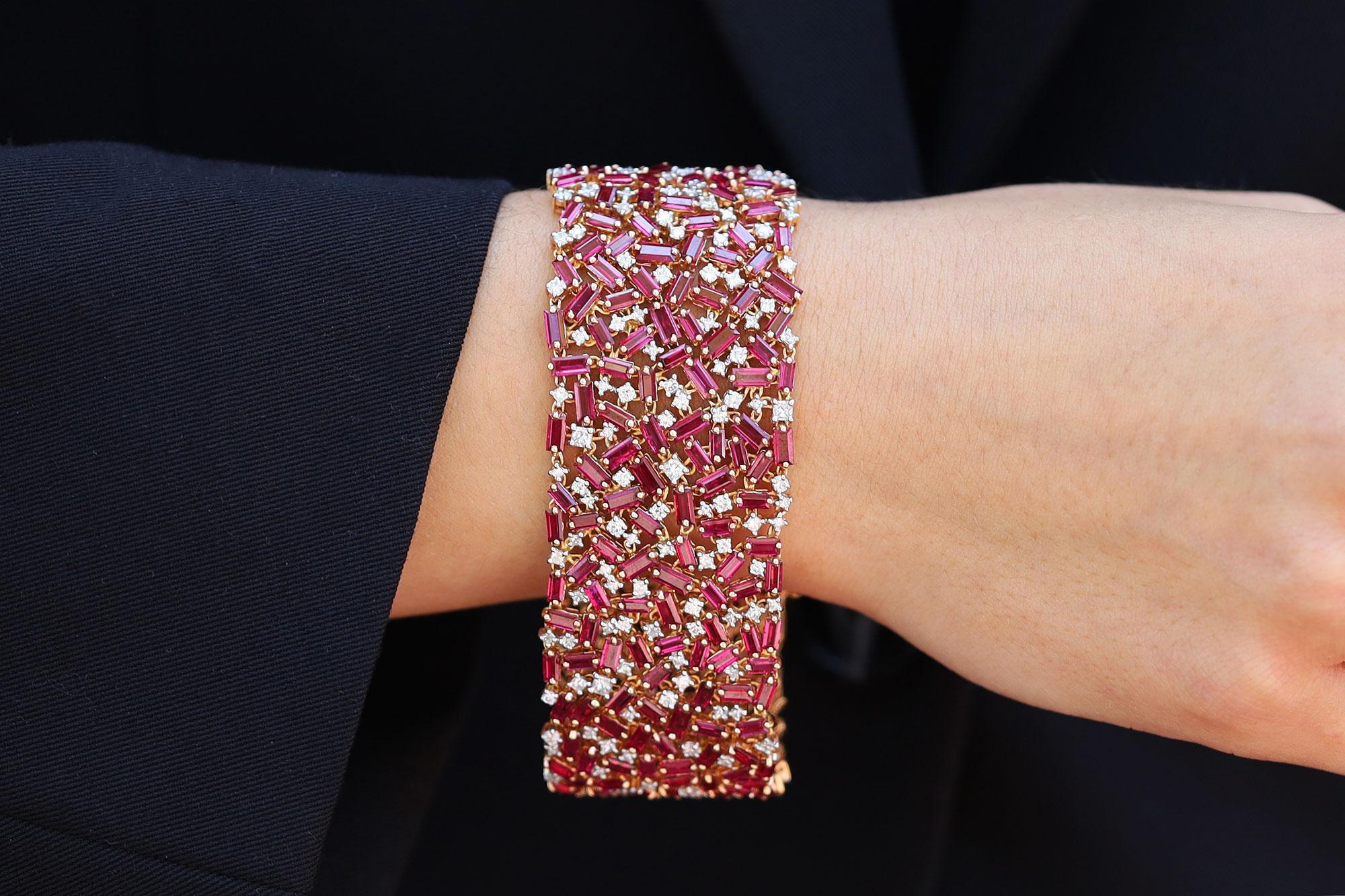 Elle appelait ce large bracelet de rubis et de diamants son tapis magique. Acquise auprès d'un passionné de bijoux de succession de Beverly Hille, en Californie, cette pièce spectaculaire a été méticuleusement conçue avec plus de 36 carats de rubis