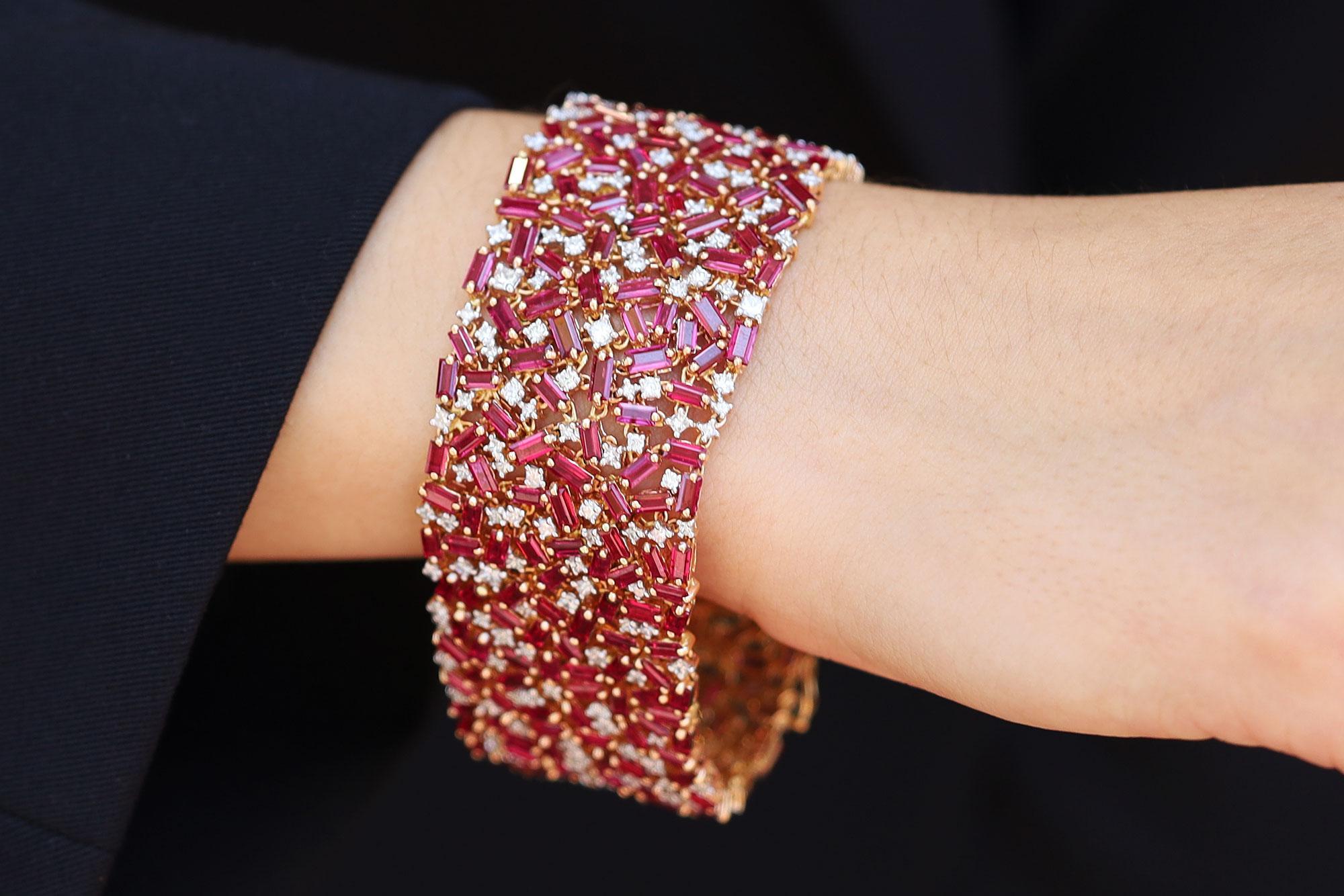 Taille baguette Bracelet large en rubis et diamants de 36 carats certifiés GIA, sans chaleur en vente