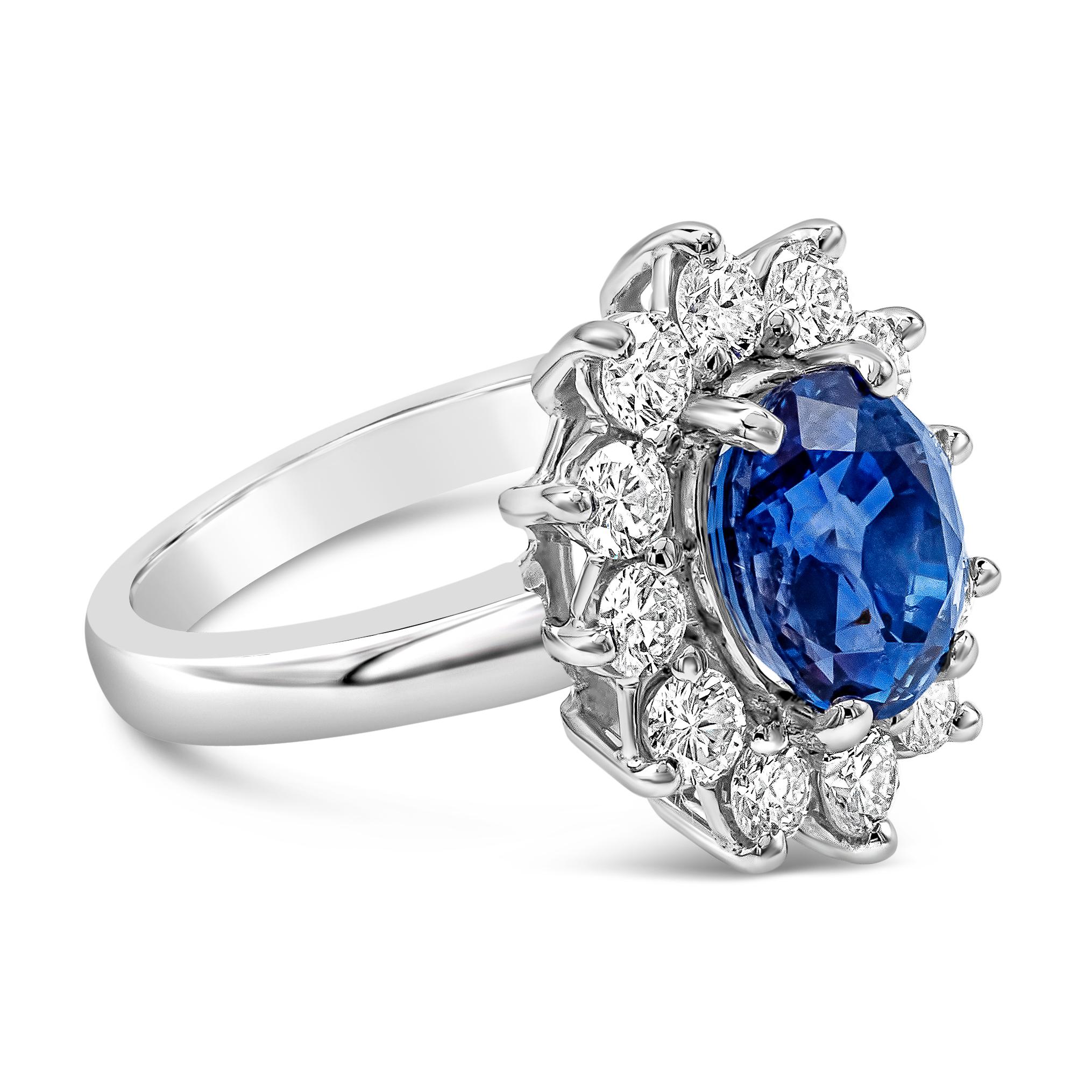 Ein prächtiger Verlobungsring mit einem GIA-zertifizierten blauen Saphir von 3,90 Karat im Ovalschliff, der aus Sri Lanka stammt und keine Anzeichen einer Wärmebehandlung aufweist. Umgeben von einem Halo aus runden Diamanten im Brillantschliff mit