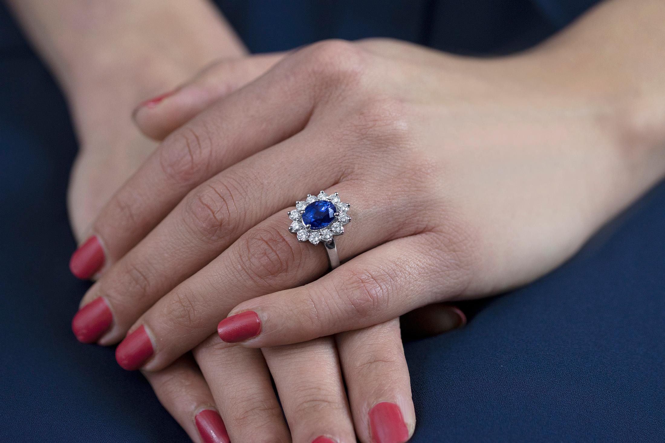 Verlobungsring mit GIA-zertifiziertem 3,90 Karat unbehandeltem Saphir und Diamant-Halo mit floralem Halo (Ovalschliff)