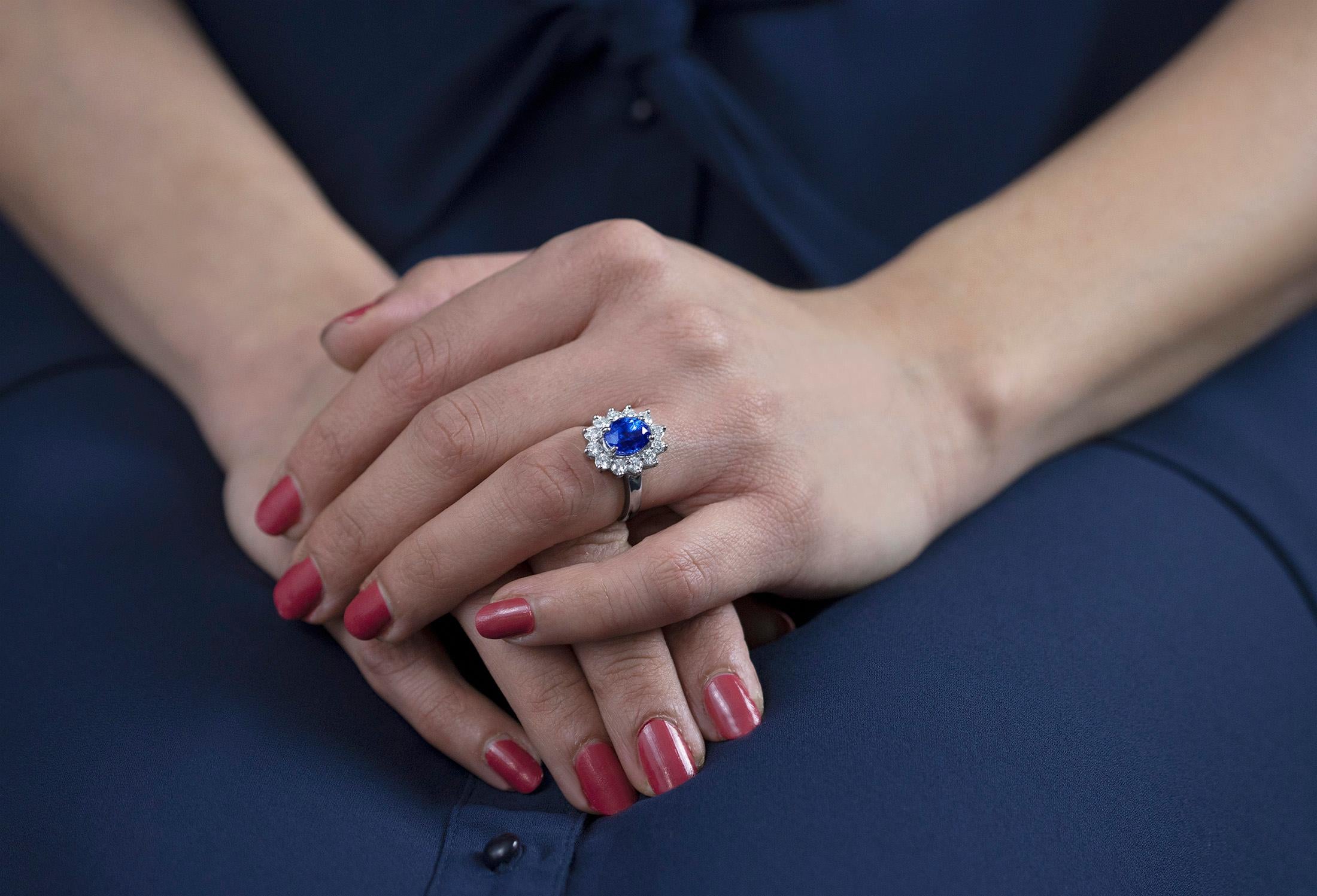Verlobungsring mit GIA-zertifiziertem 3,90 Karat unbehandeltem Saphir und Diamant-Halo mit floralem Halo im Zustand „Neu“ in New York, NY
