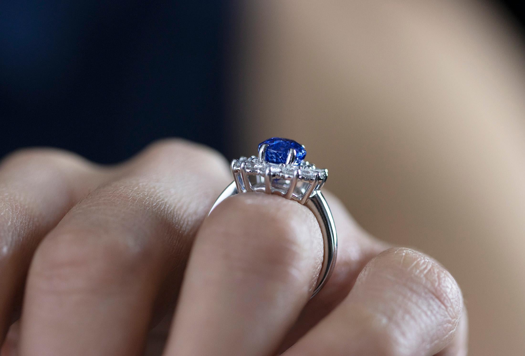 Verlobungsring mit GIA-zertifiziertem 3,90 Karat unbehandeltem Saphir und Diamant-Halo mit floralem Halo Damen
