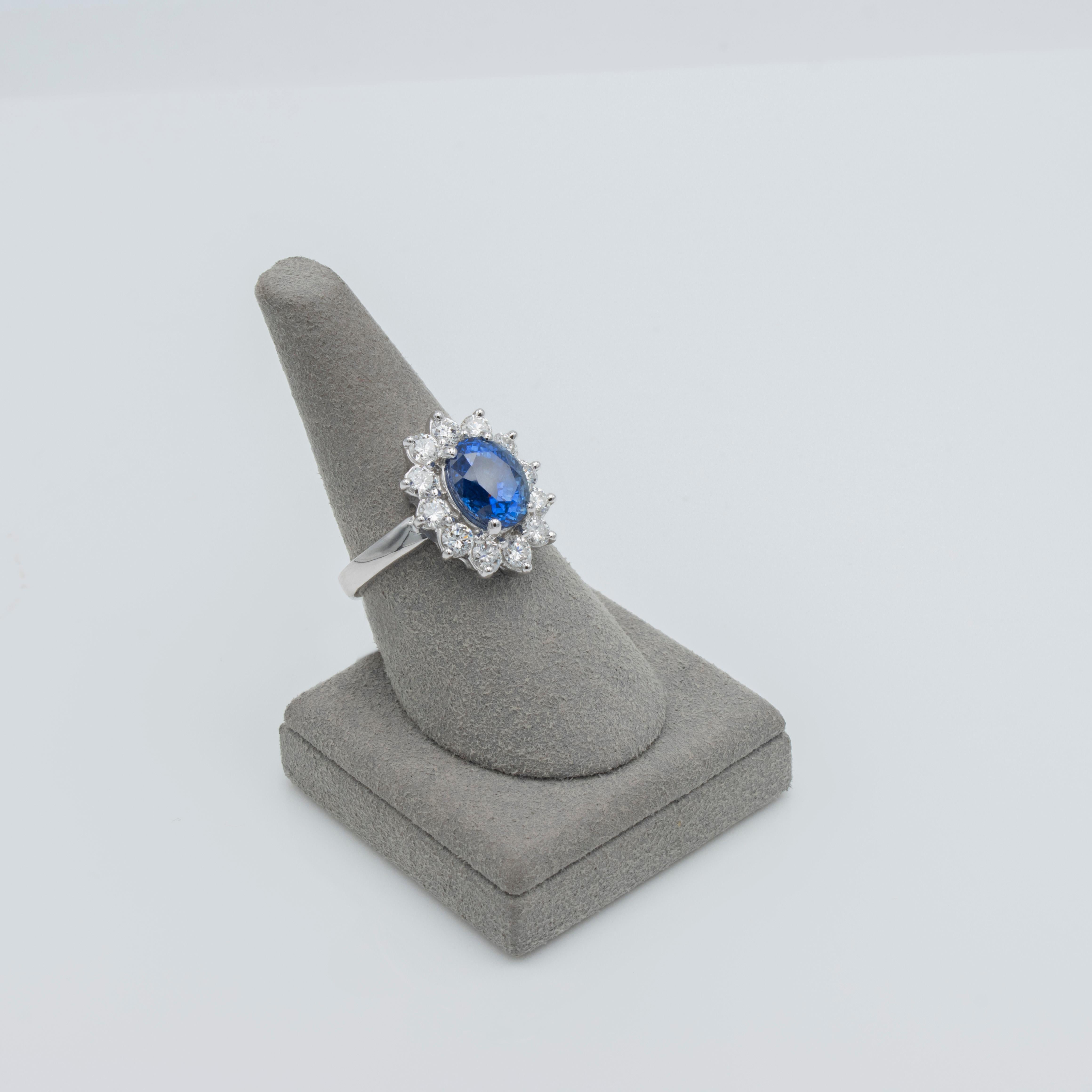 Verlobungsring mit GIA-zertifiziertem 3,90 Karat unbehandeltem Saphir und Diamant-Halo mit floralem Halo 3
