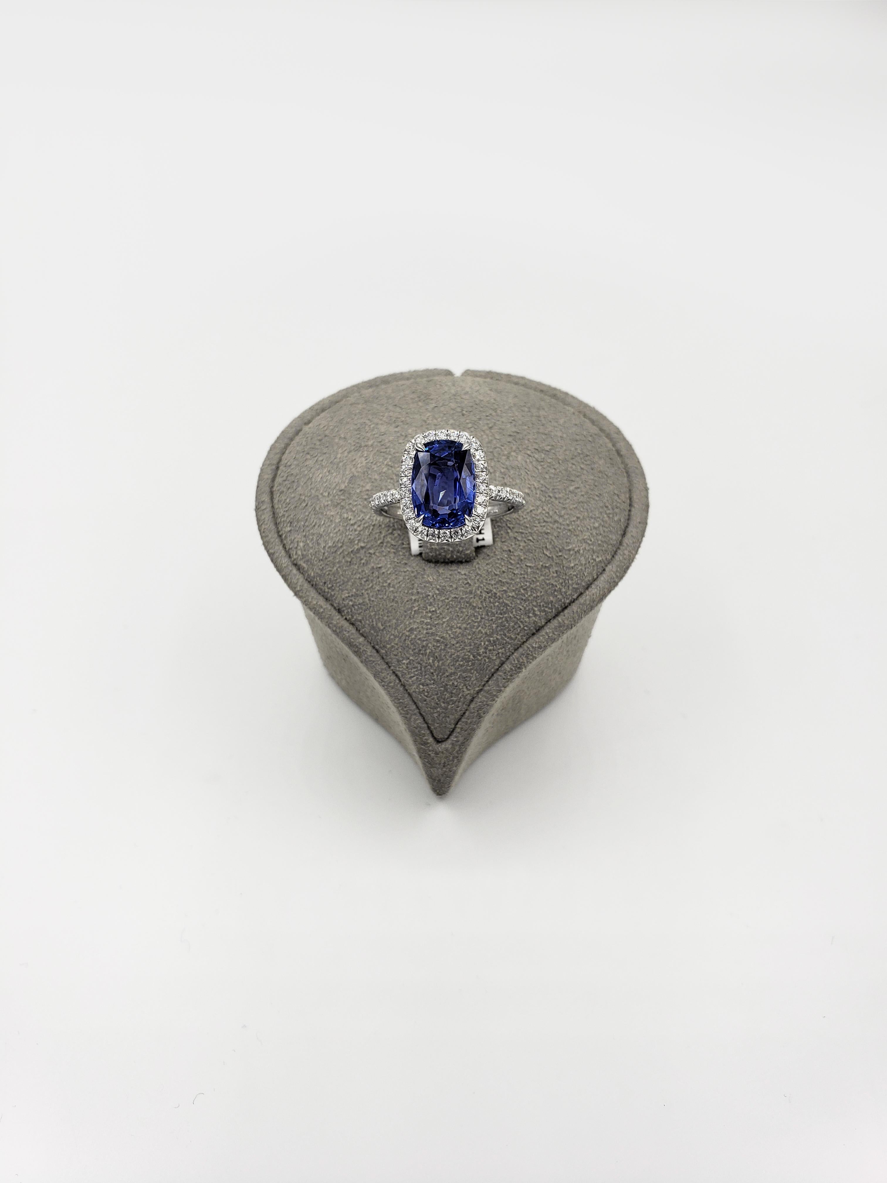 Contemporary GIA Certified 3.37 Carats Cushion Cut Sapphire & Diamond Halo Engagement Ring For Sale
