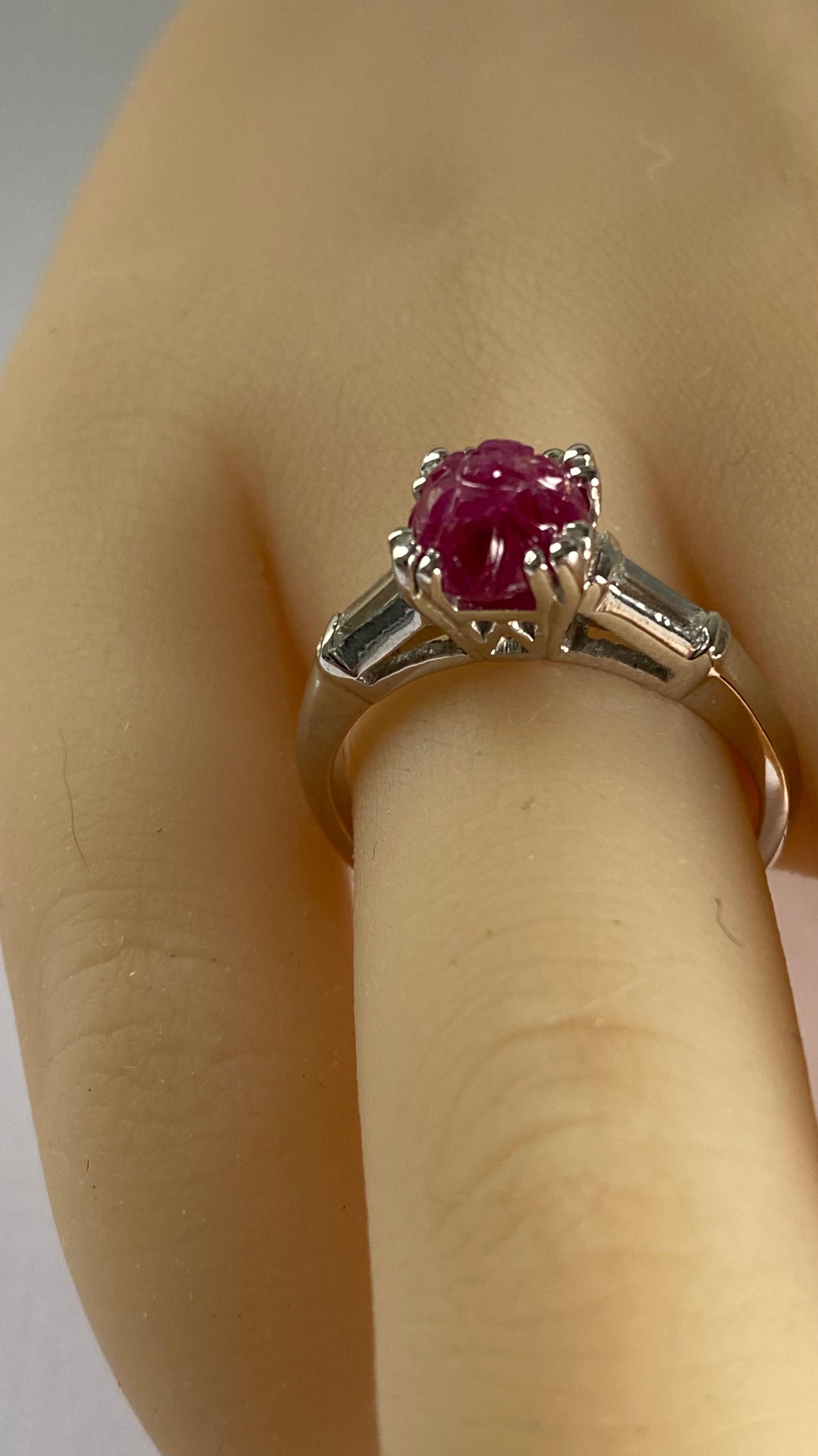 Anillo de diamantes baguette de platino vintage con rubí tallado en Birmania certificado sin calor por GIA en venta 5