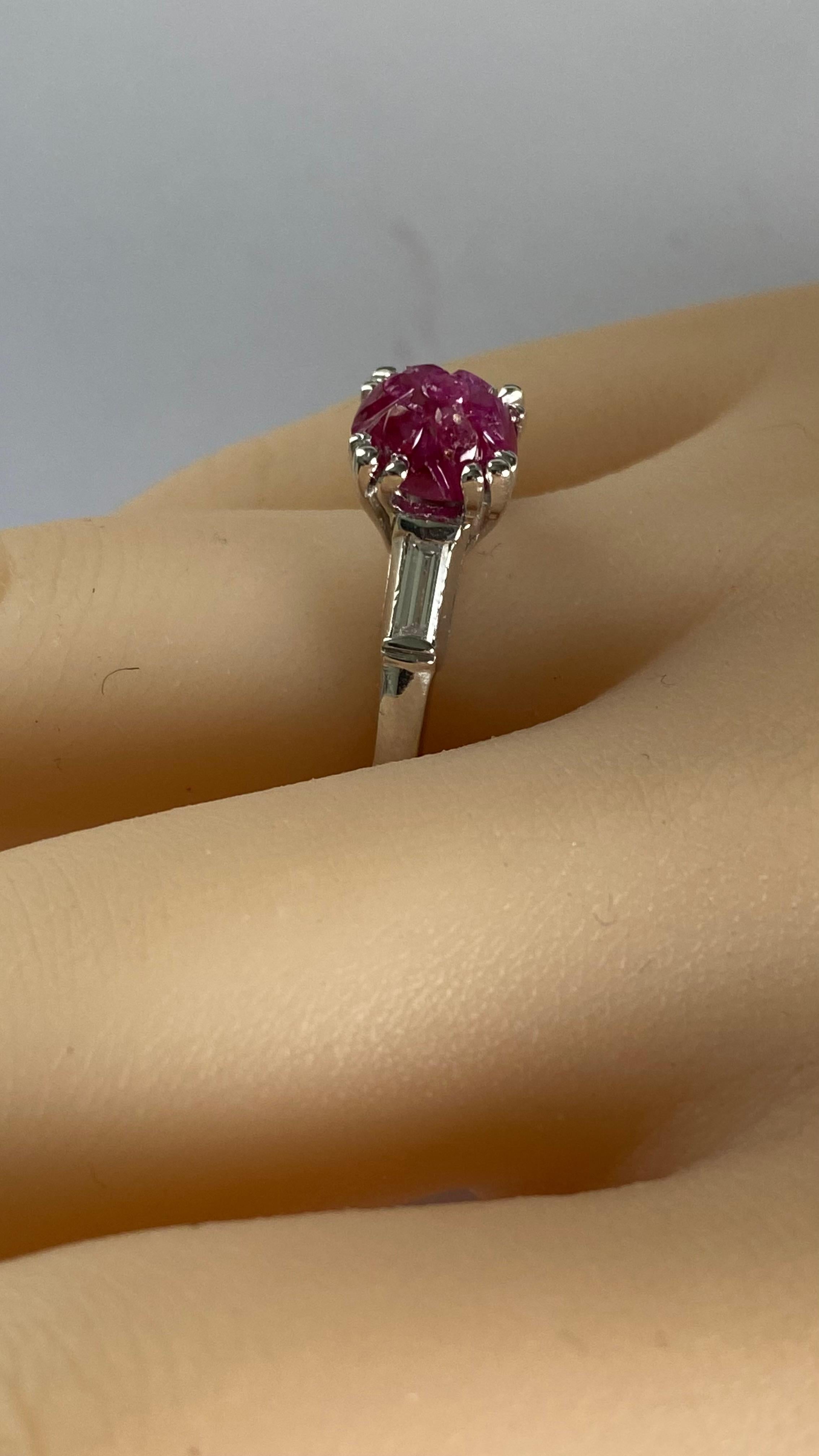 Anillo de diamantes baguette de platino vintage con rubí tallado en Birmania certificado sin calor por GIA en venta 6