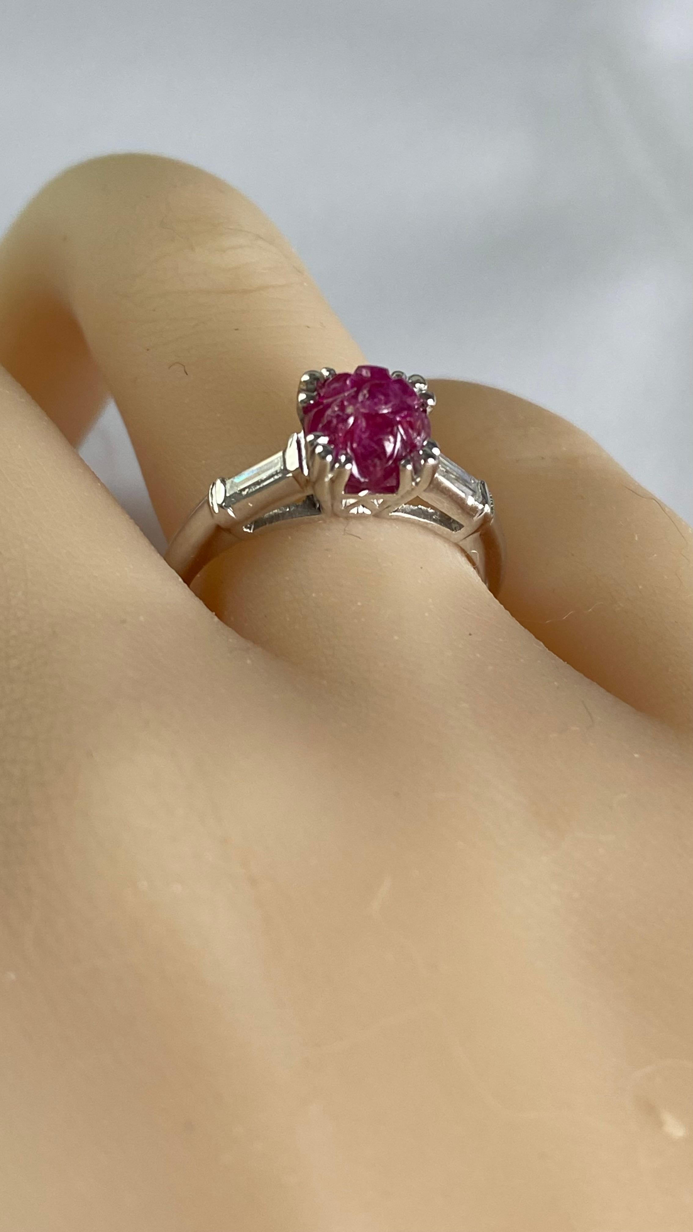 Anillo de diamantes baguette de platino vintage con rubí tallado en Birmania certificado sin calor por GIA en Bueno estado para la venta en New York, NY