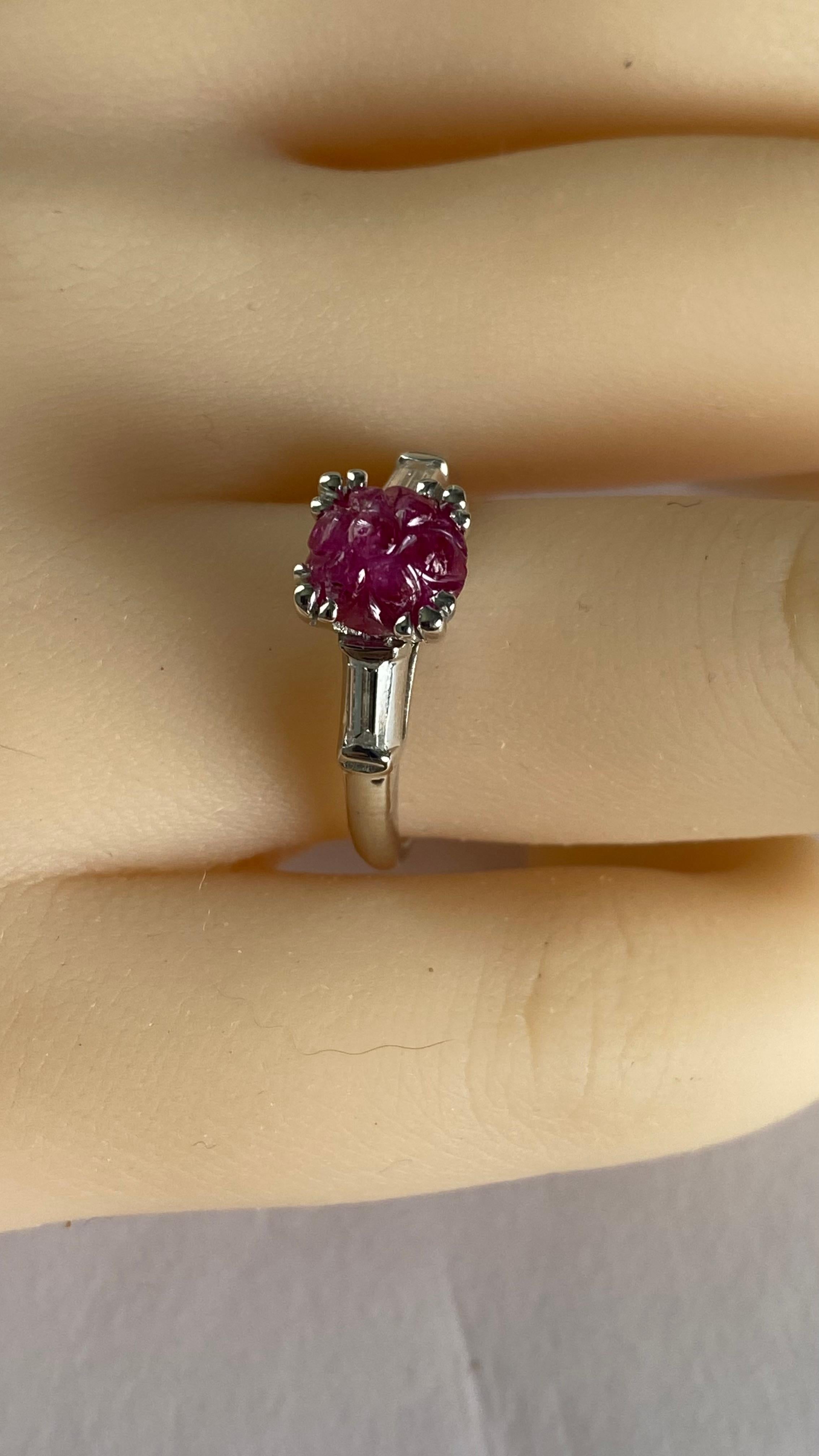 De las mujeres Anillo de diamantes baguette de platino vintage con rubí tallado en Birmania certificado sin calor por GIA en venta