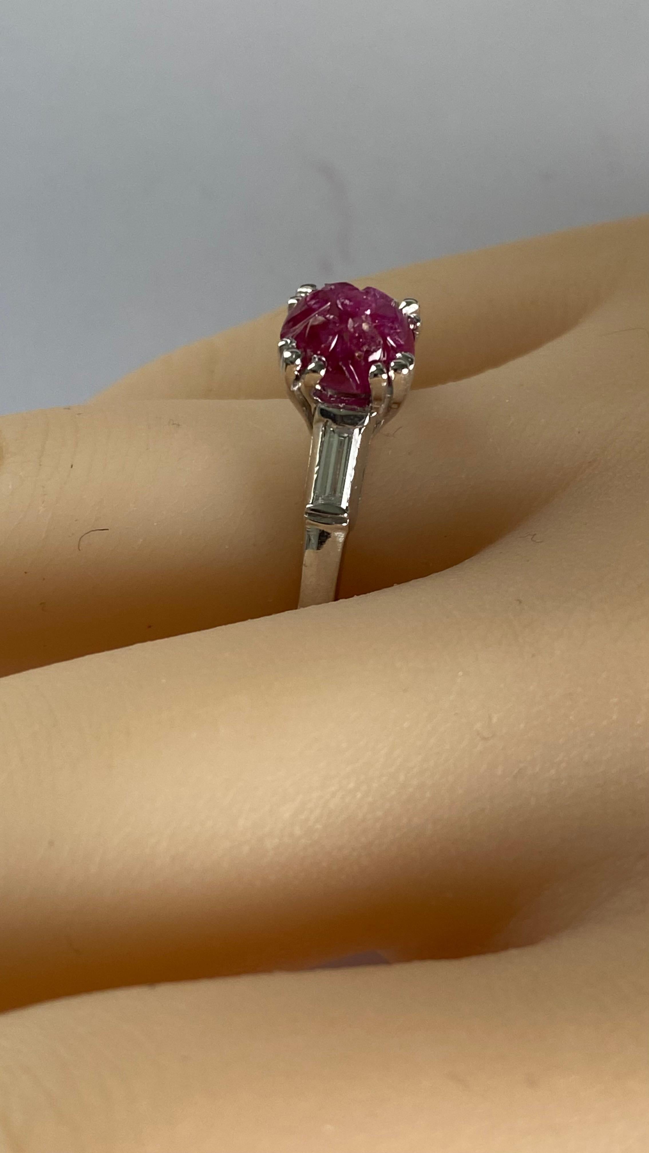 Anillo de diamantes baguette de platino vintage con rubí tallado en Birmania certificado sin calor por GIA en venta 1