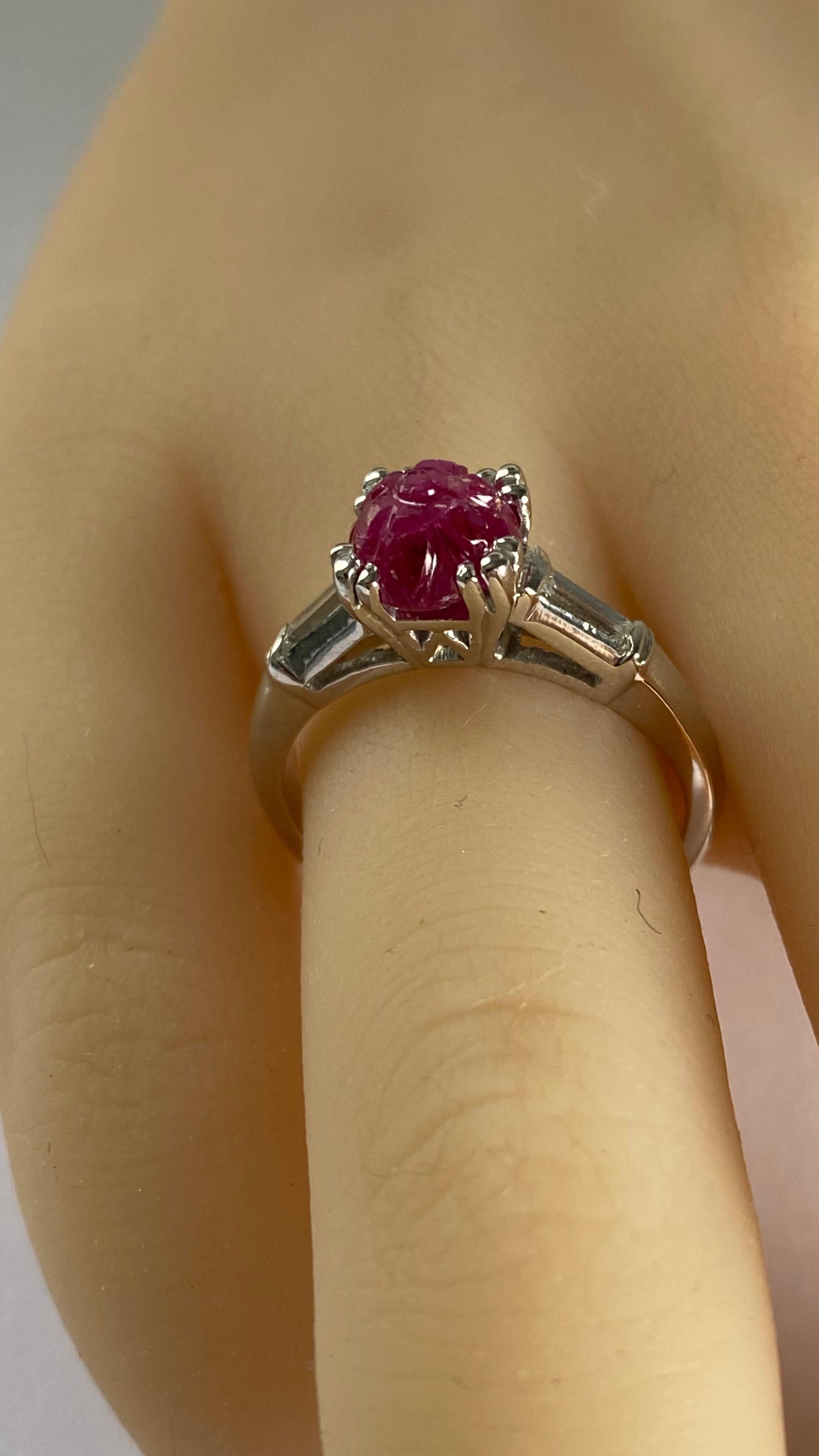 Anillo de diamantes baguette de platino vintage con rubí tallado en Birmania certificado sin calor por GIA en venta 3