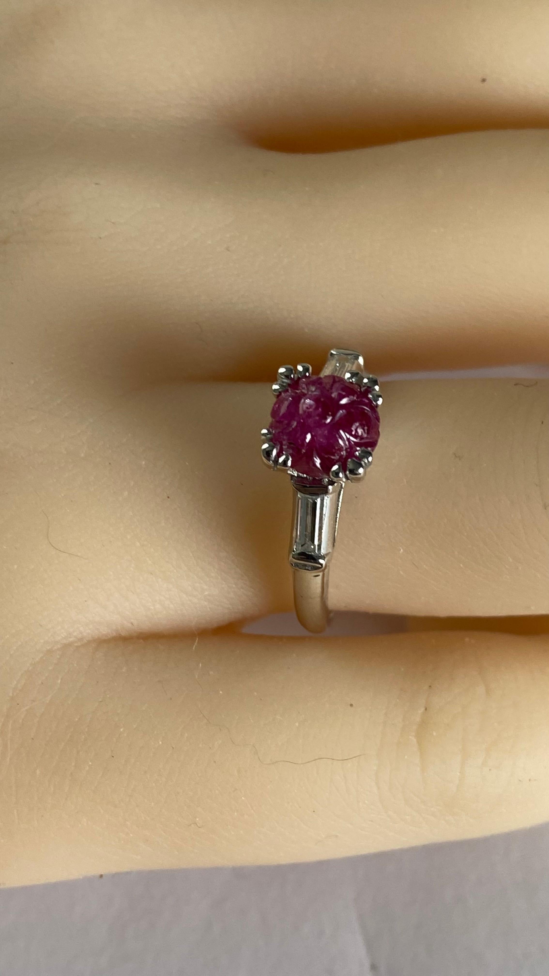 Anillo de diamantes baguette de platino vintage con rubí tallado en Birmania certificado sin calor por GIA en venta 4