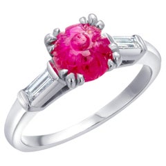 Anillo de diamantes baguette de platino vintage con rubí tallado en Birmania certificado sin calor por GIA