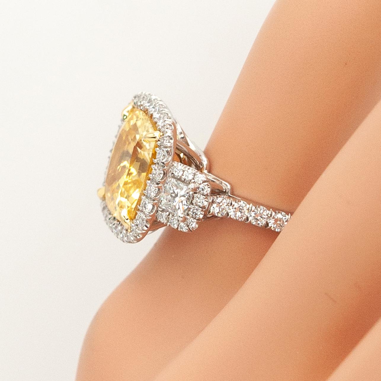 Taille coussin Bague en platine avec saphir jaune de Ceylan et diamant certifiés GIA en vente