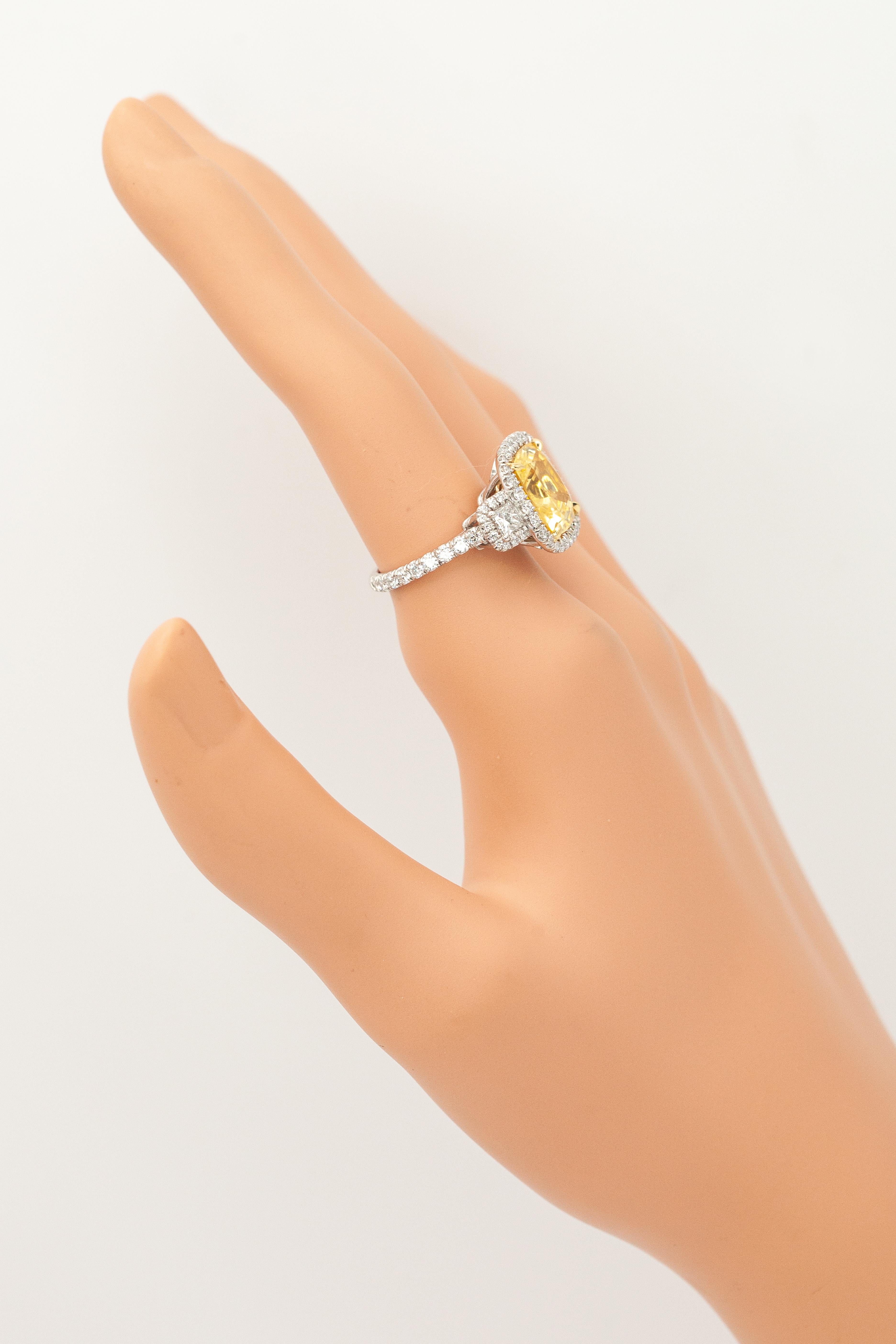Bague en platine avec saphir jaune de Ceylan et diamant certifiés GIA Excellent état - En vente à New York, NY