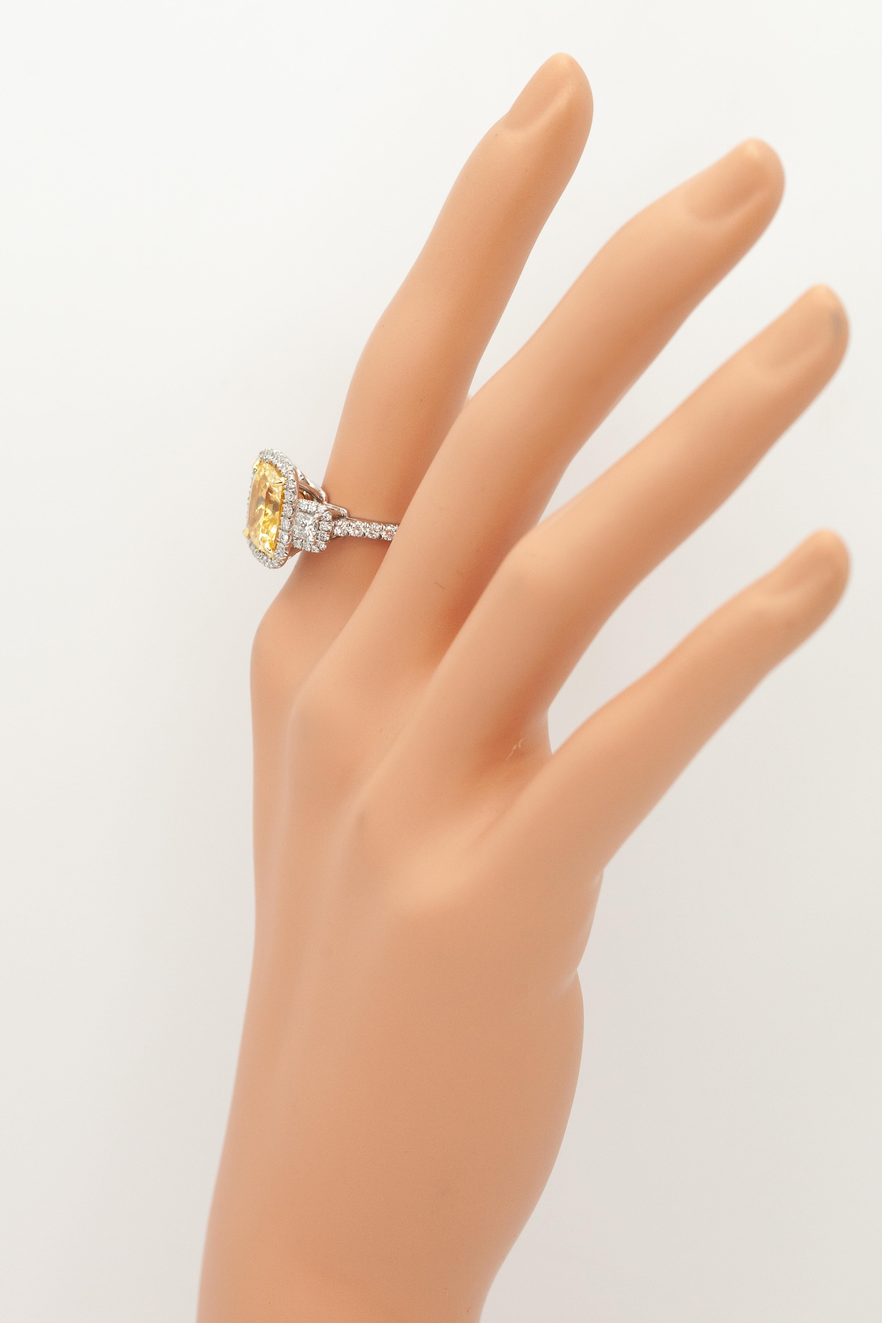 Bague en platine avec saphir jaune de Ceylan et diamant certifiés GIA Unisexe en vente