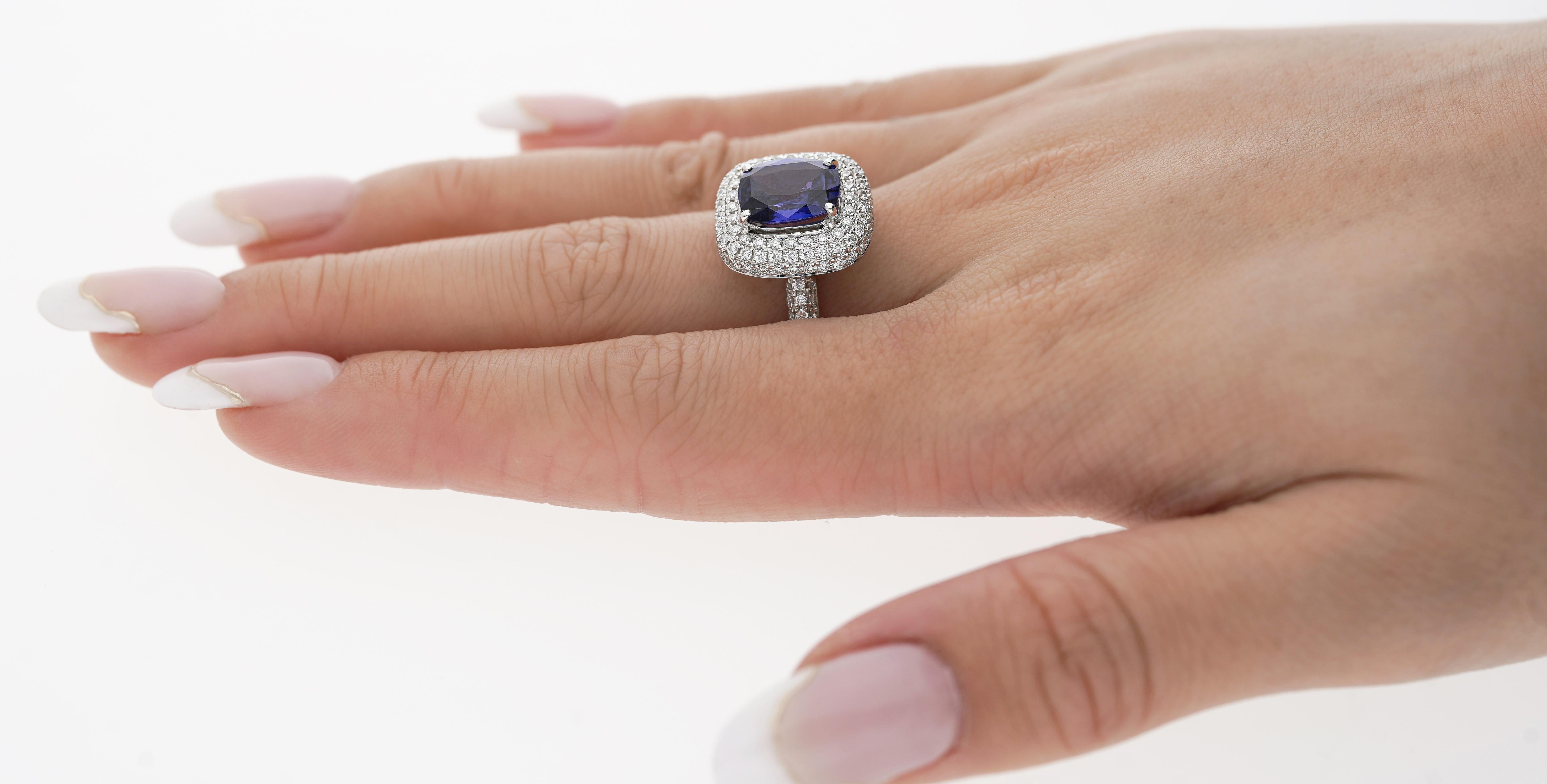 GIA Certified No Heat Color Change Blauer Saphir und Diamant-Ring. 

Der Mittelstein Saphir weist einen wechselnden Farbton von Violett bis Blau auf. Kissenschliff, GIA-zertifiziert, nicht erhitzt (unbehandelt) und 3,25 Karat. Gepaart mit 130 weißen