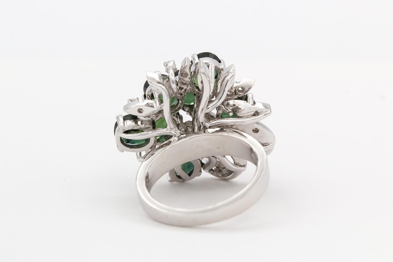 GIA zertifizierter unerhitzter grün-blauer Saphir & Diamant 18k Weißgold Cluster-Ring im Zustand „Hervorragend“ im Angebot in Tustin, CA