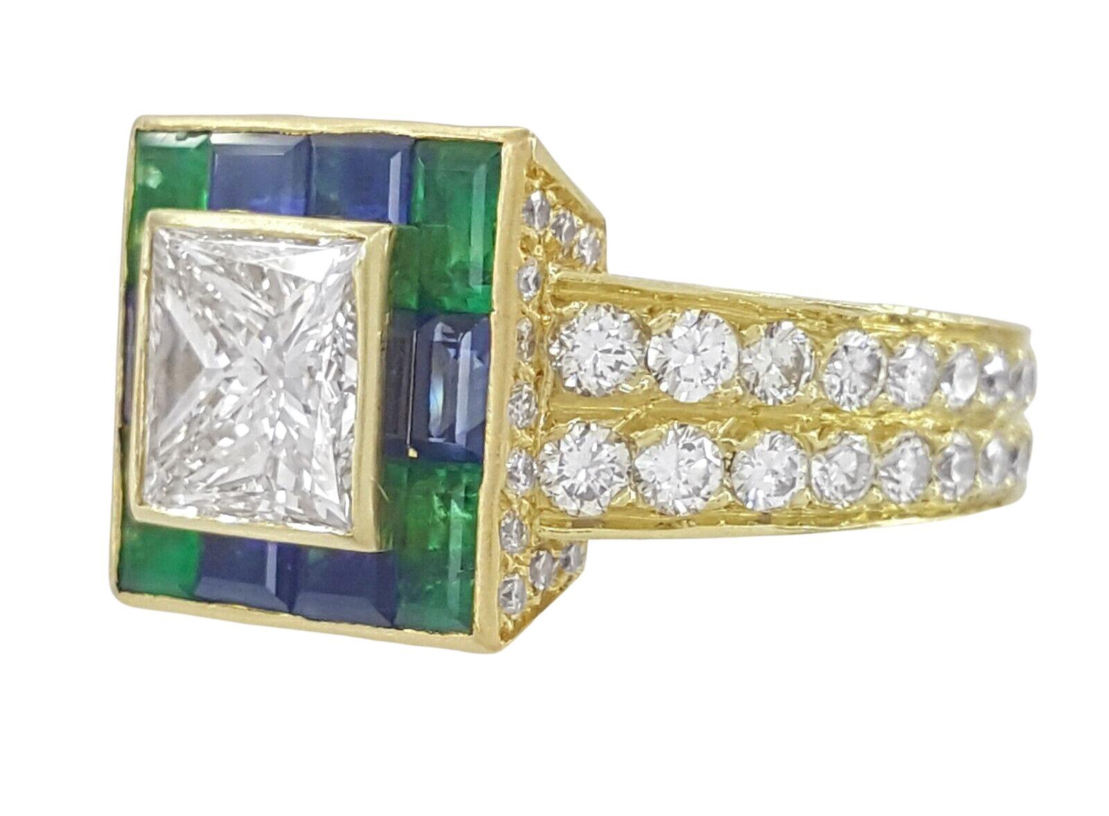 Bague de fiançailles Tiffany & Co. 18K, 5,89 ctw, diamant taille princesse, saphir bleu taille baguette et émeraude verte en halo.


