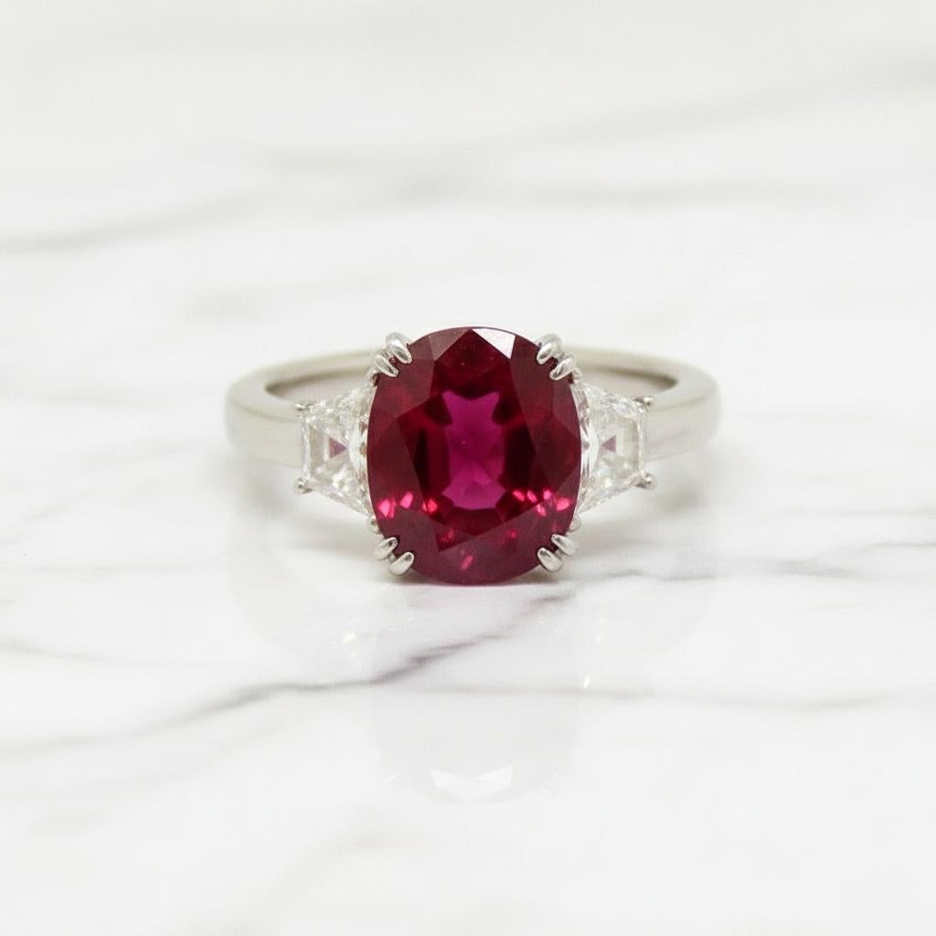 Cette exquise bague en platine met en valeur un rubis rouge naturel certifié par le GIA, non chauffé, d'une riche transparence et d'une couleur rouge éclatante. Le rubis pèse environ 3,5 carats et présente une saturation et une clarté