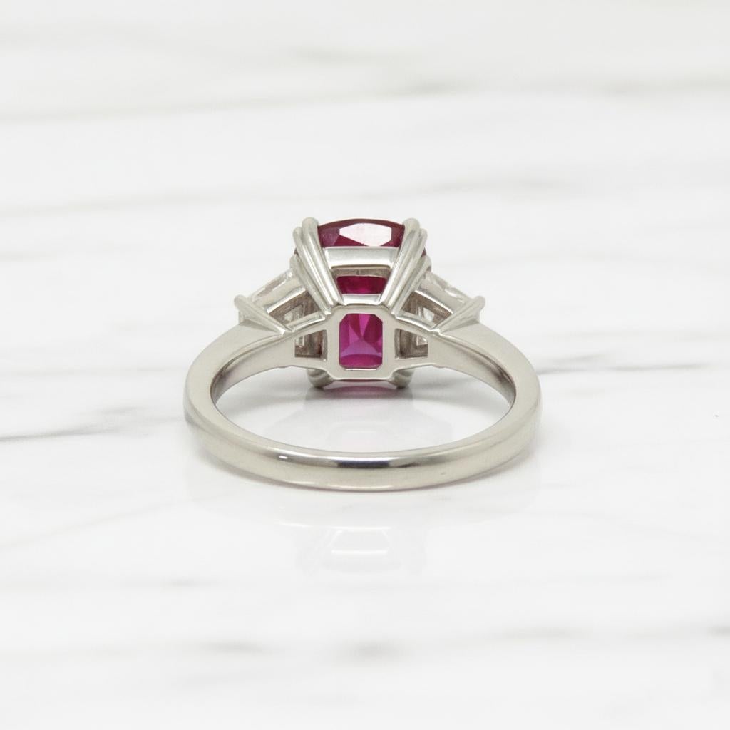 Contemporain Bague en platine avec rubis rouge et diamant certifiés GIA et sans traitement thermique en vente