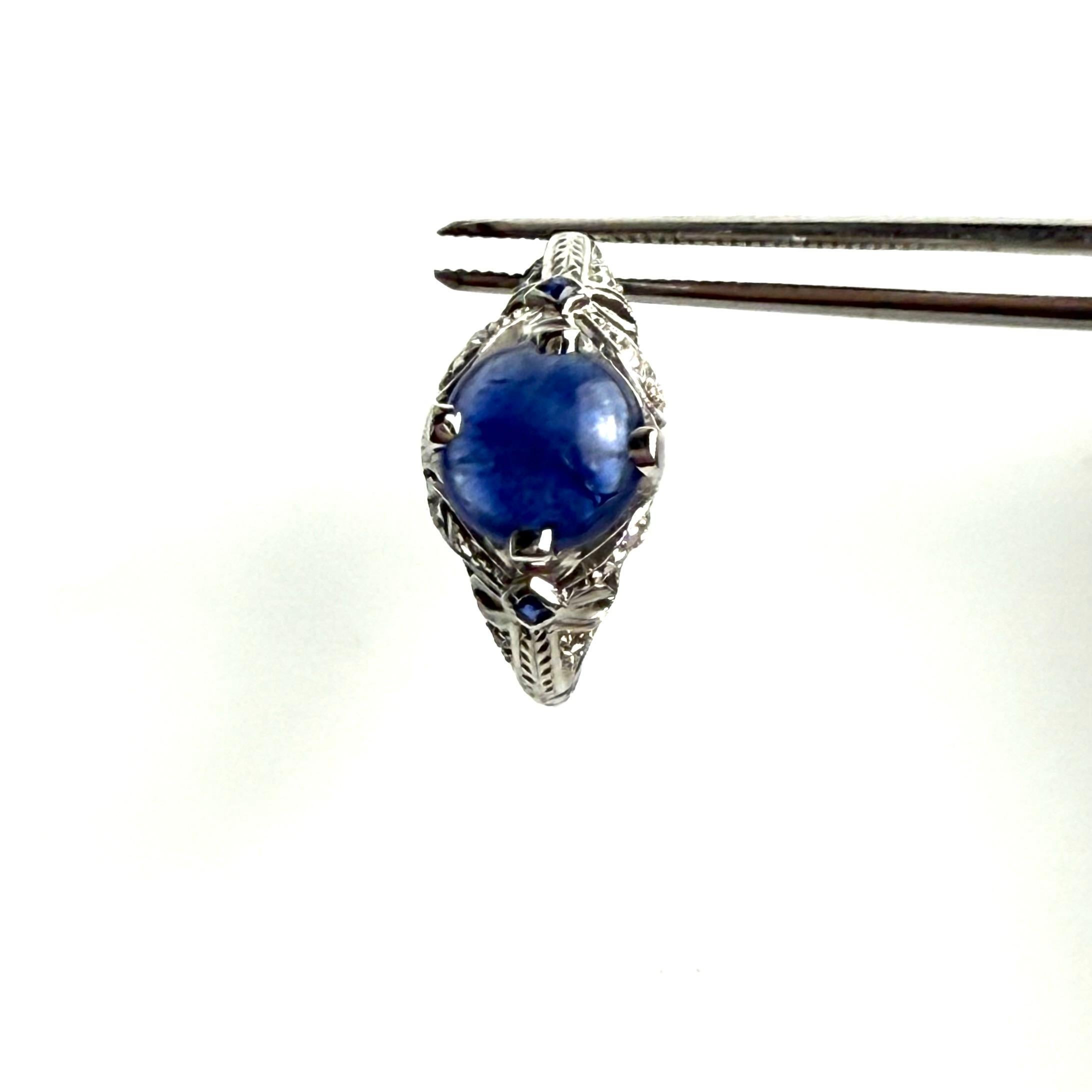 GIA-zertifizierter unbehandelter runder Cabochon-Saphir in VIntage gravierter Diamantring im Angebot 5