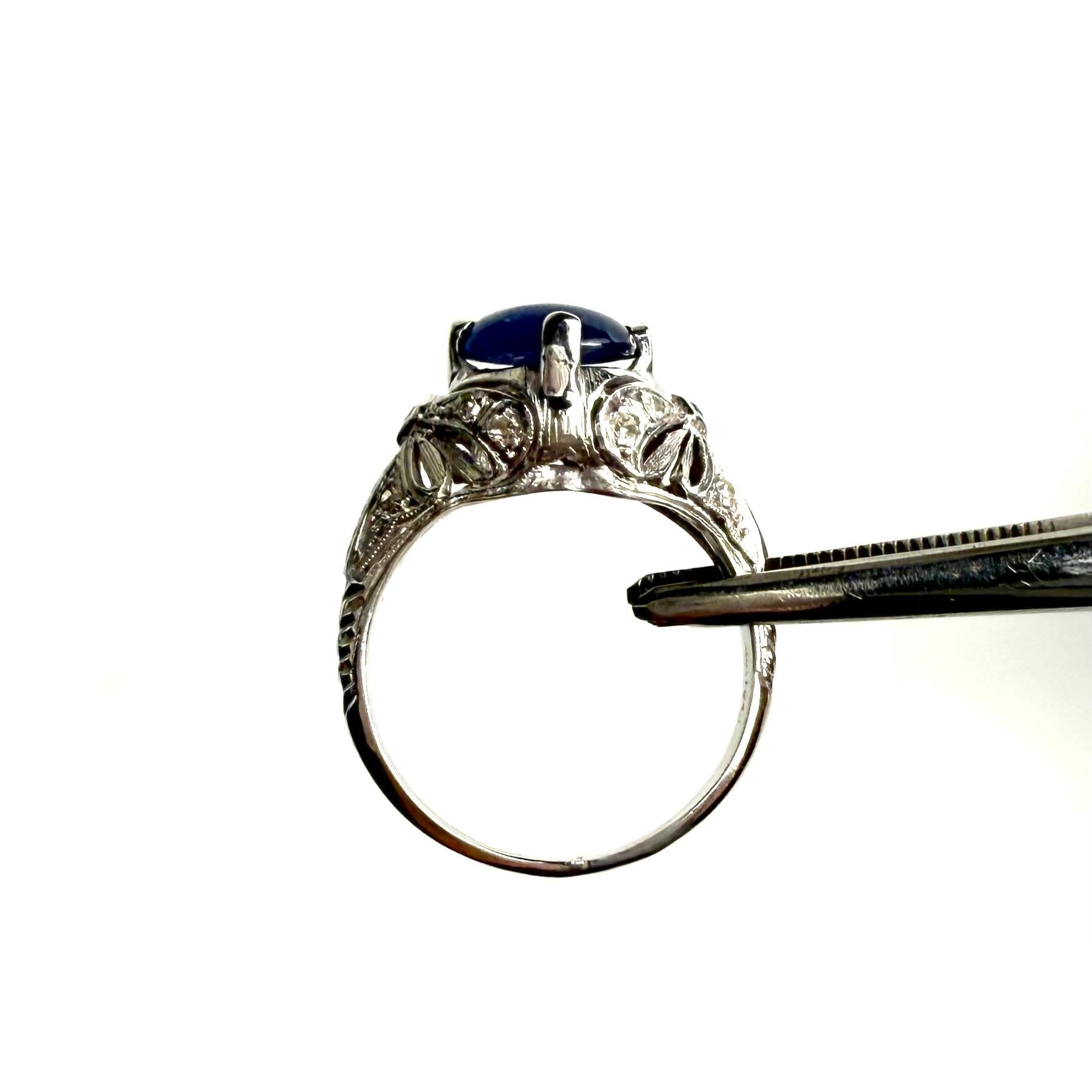 GIA-zertifizierter unbehandelter runder Cabochon-Saphir in VIntage gravierter Diamantring im Angebot 3