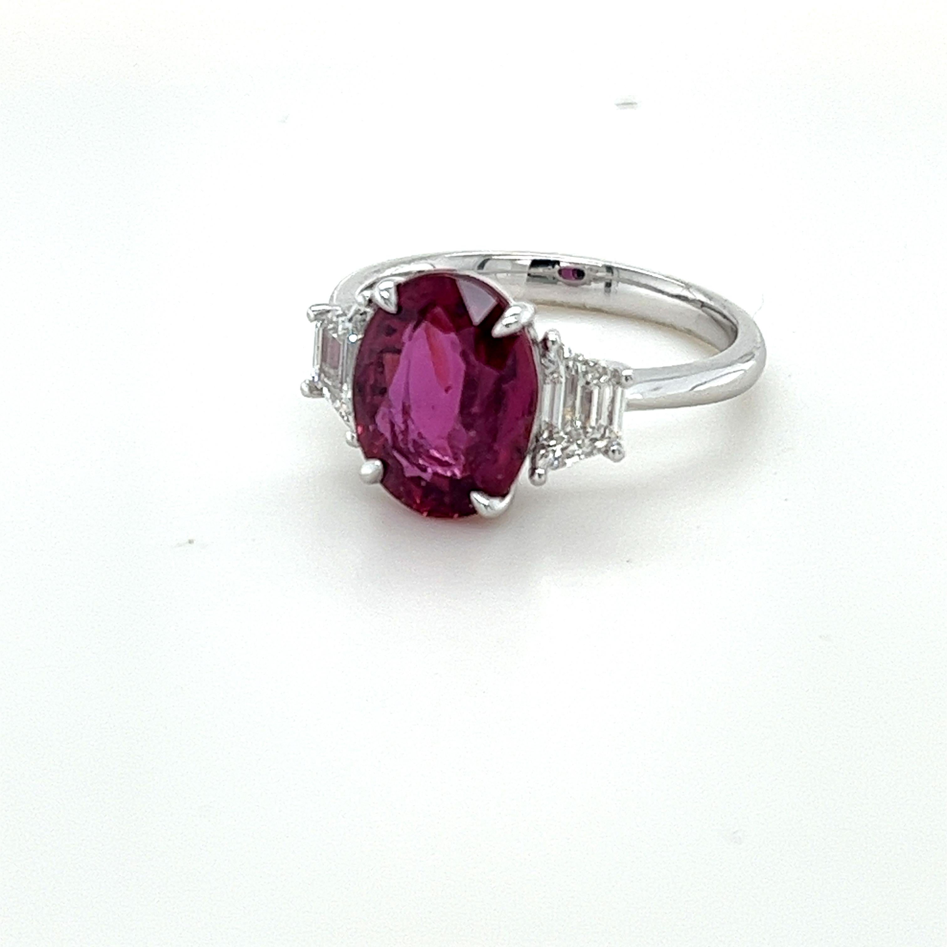 Rubis ovale certifié GIA sans chaleur pesant 4,26 carats
Dimensions (10,87x8,40x4,80) mm
Deux diamants trapézoïdaux pesant .84 carats
Serti en platine