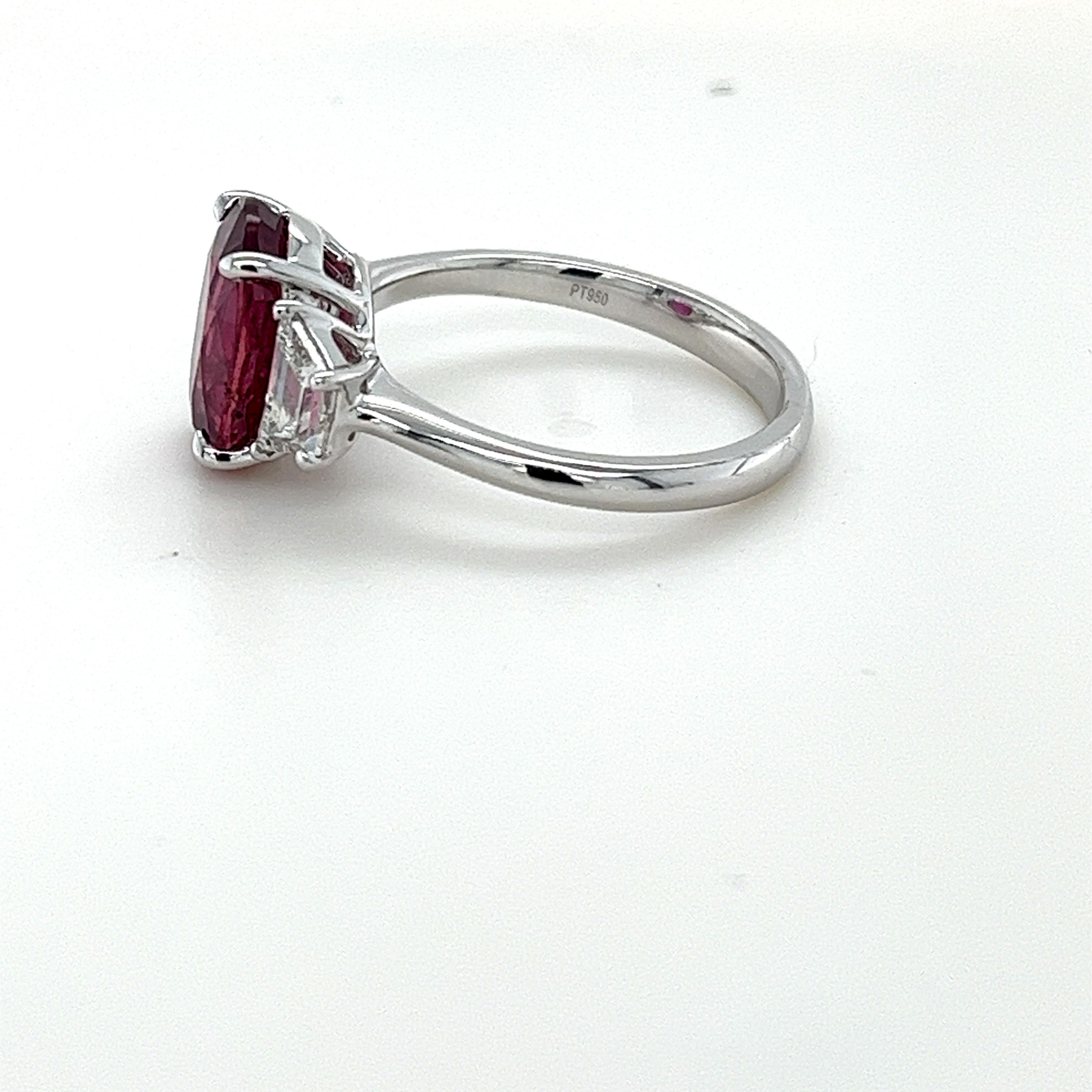 Moderne Bague en platine certifiée GIA avec rubis et diamants sans échauffement en vente