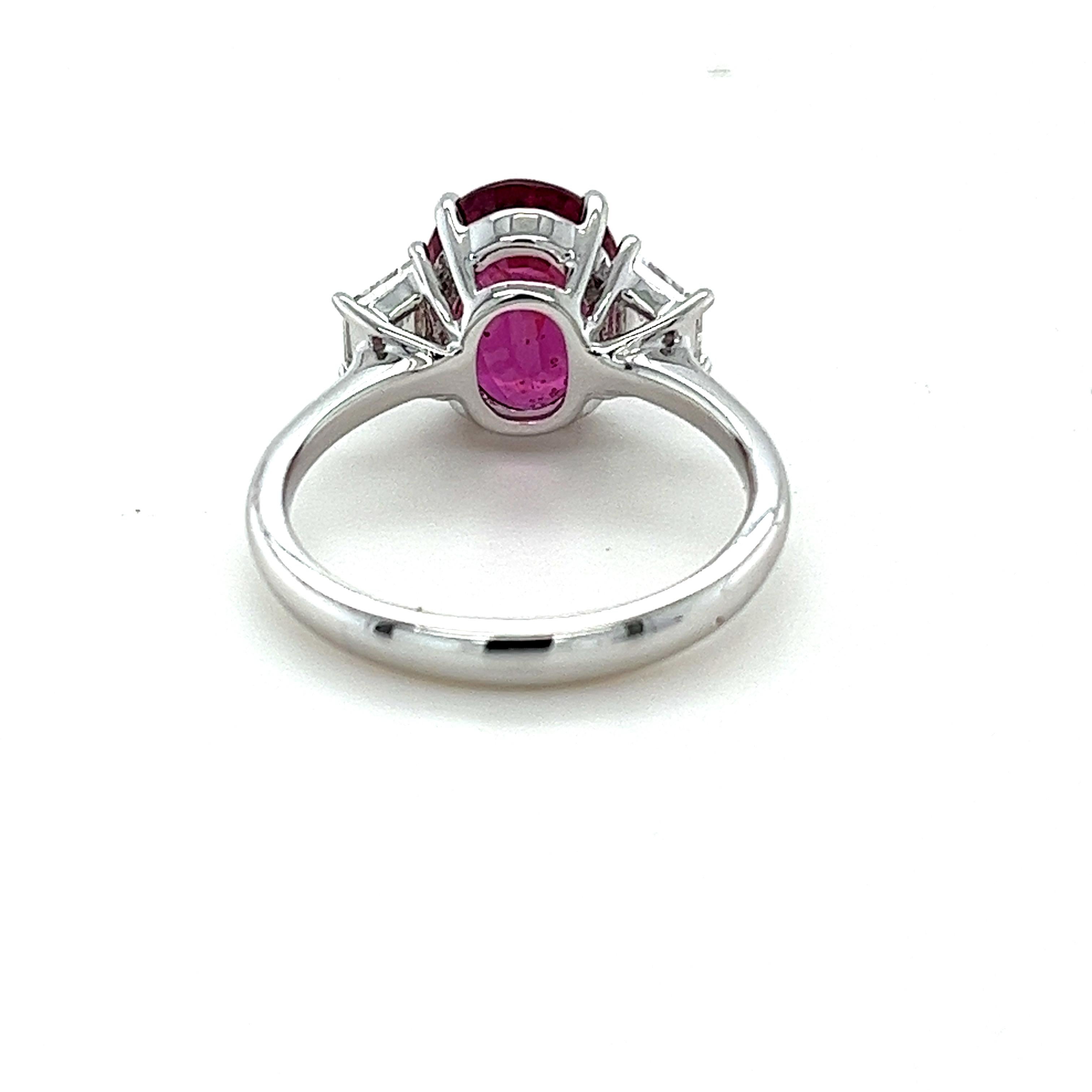 Taille ovale Bague en platine certifiée GIA avec rubis et diamants sans échauffement en vente