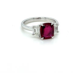 GIA Certified NO HEAT Ruby & Diamond Three Stone Ring in Platinum (Bague à trois pierres, rubis et diamants, certifiée par le GIA)