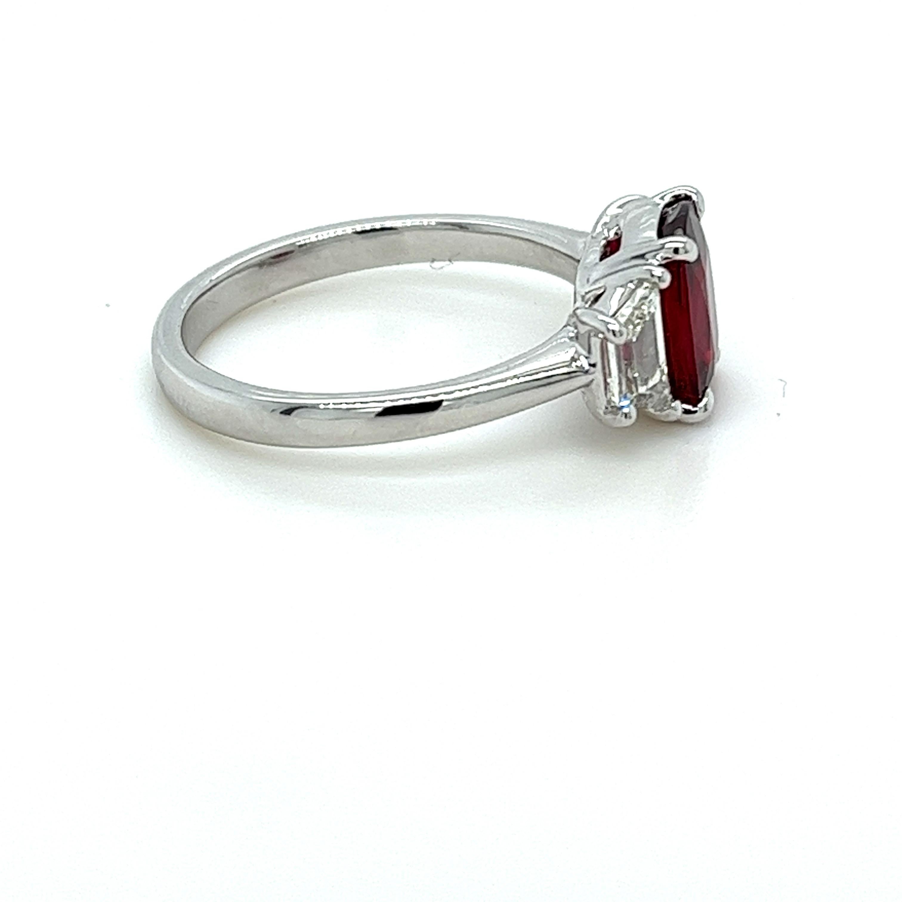 Anillo de tres piedras de rubí y diamantes en platino certificado por GIA SIN CALOR Moderno en venta