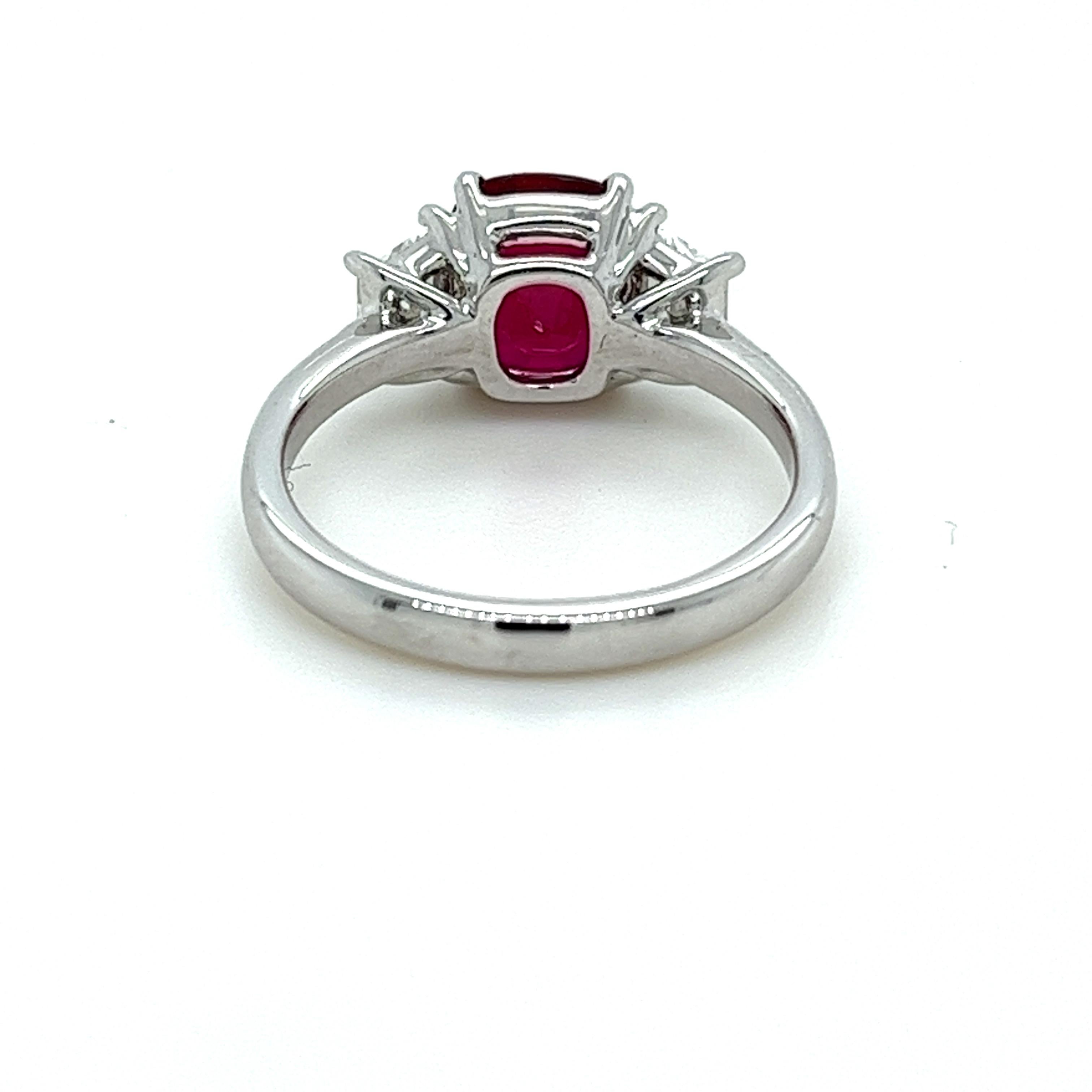 Anillo de tres piedras de rubí y diamantes en platino certificado por GIA SIN CALOR Corte cojín en venta