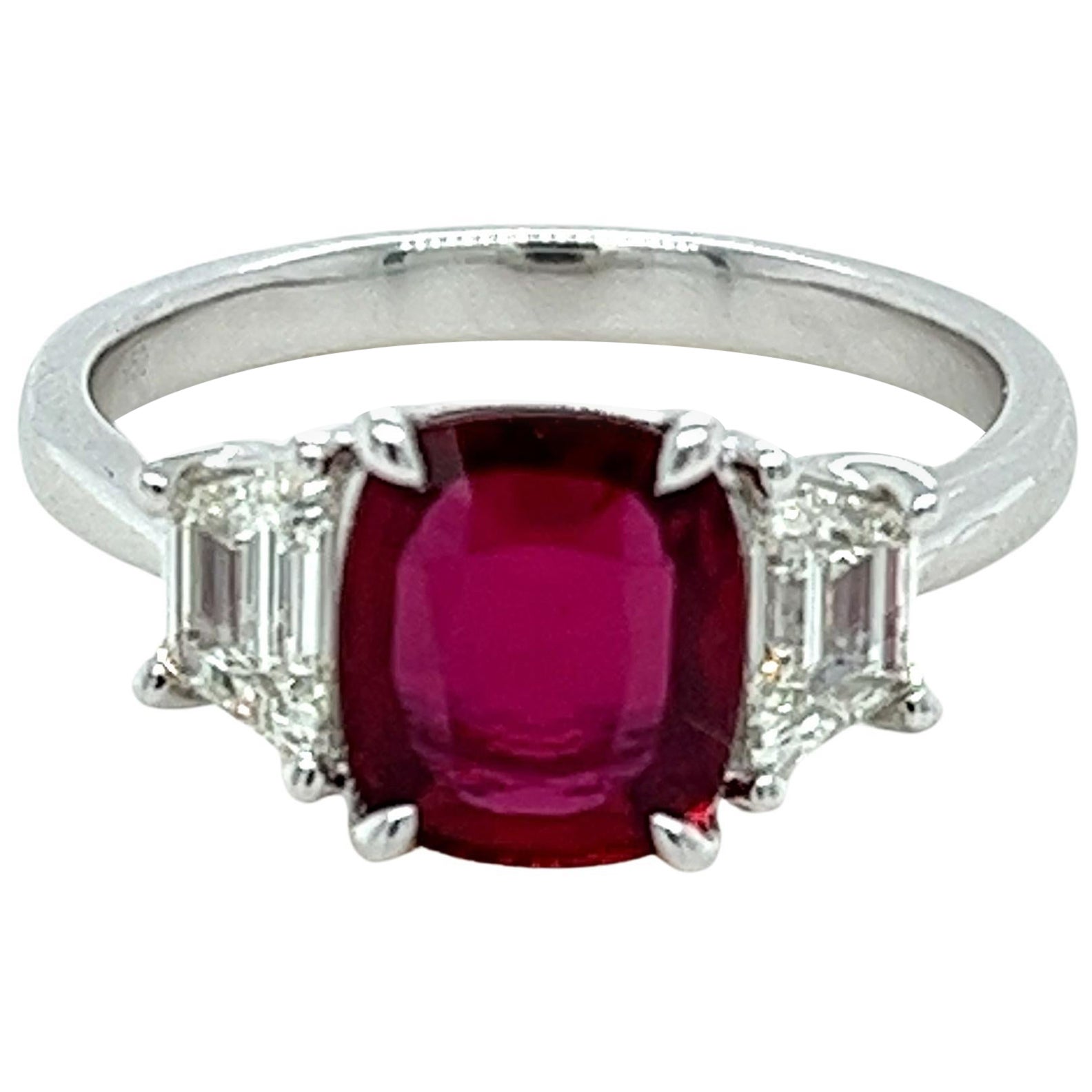 Anello a tre pietre con rubino e diamante certificato GIA NO HEAT in platino