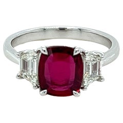 GIA Certified NO HEAT Ruby & Diamond Three Stone Ring in Platinum (Bague à trois pierres, rubis et diamants, certifiée par le GIA)