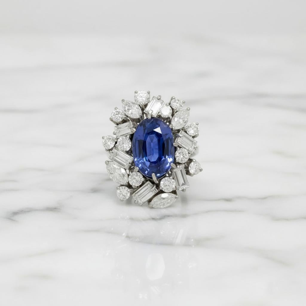 Dieser außergewöhnliche Cocktailring enthält einen seltenen natürlichen Saphir, der vom GIA zertifiziert wurde und völlig unerhitzt ist - ein wahrer Schatz für Sammler und Liebhaber außergewöhnlicher Edelsteine. 

Der Mittelstein ist von einer