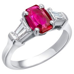 GIA Certified No Indication Heating Anello in platino con diamante e rubino a forma di smeraldo