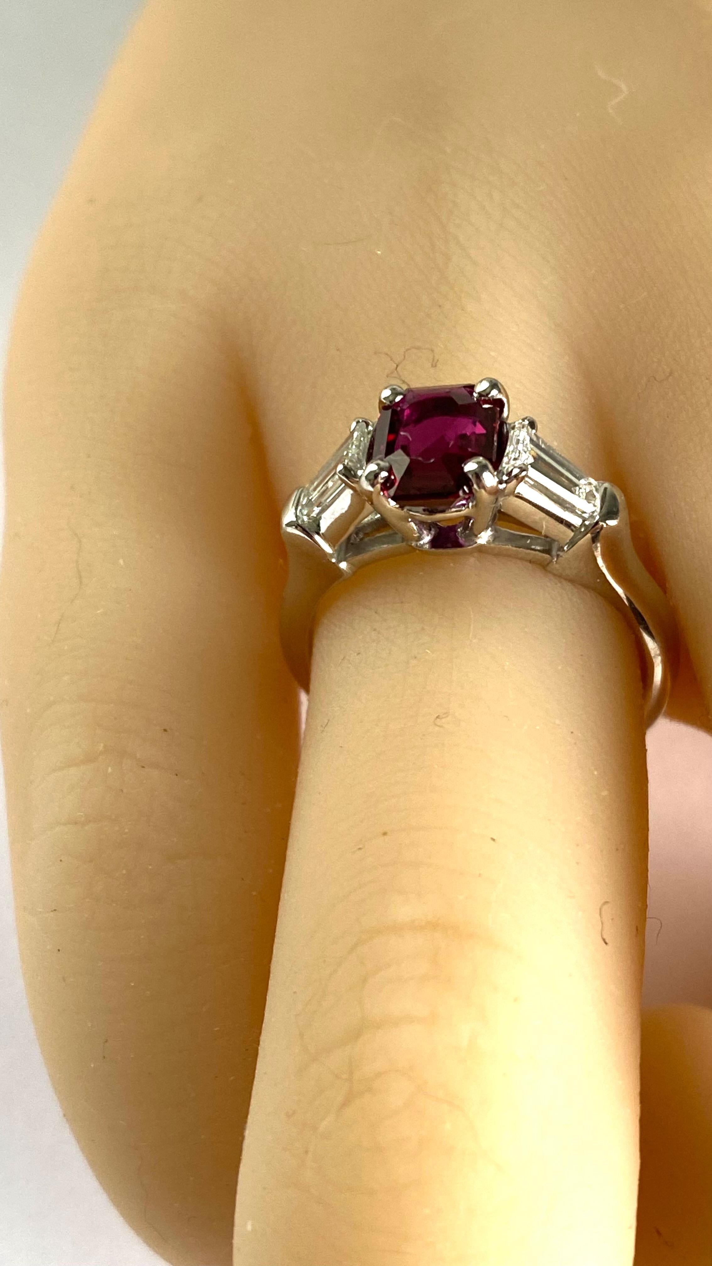 GIA Certified No Indication Heating Anello in platino con diamante e rubino a forma di smeraldo in vendita 3
