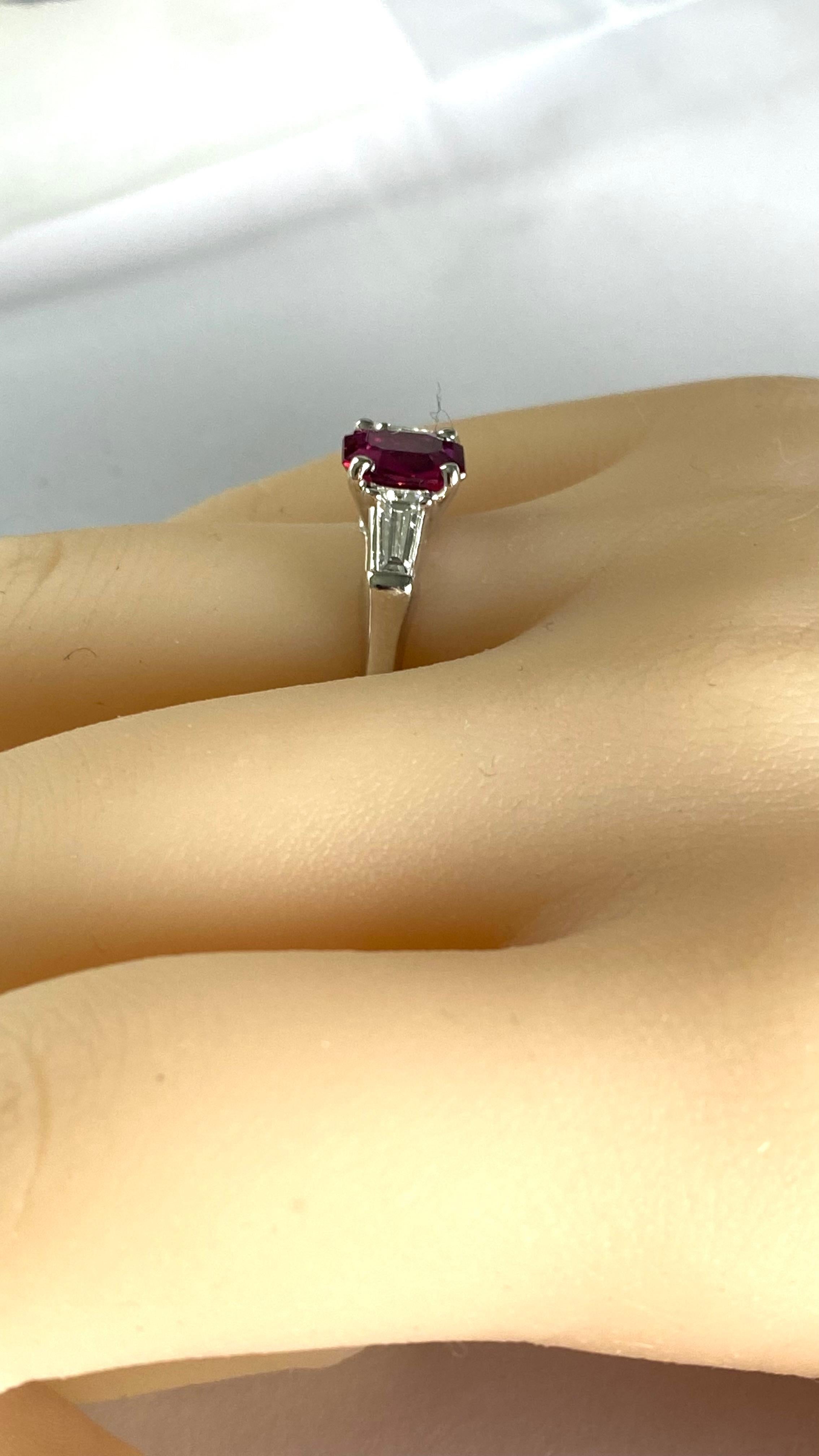 GIA Certified No Indication Heating Anello in platino con diamante e rubino a forma di smeraldo in vendita 4