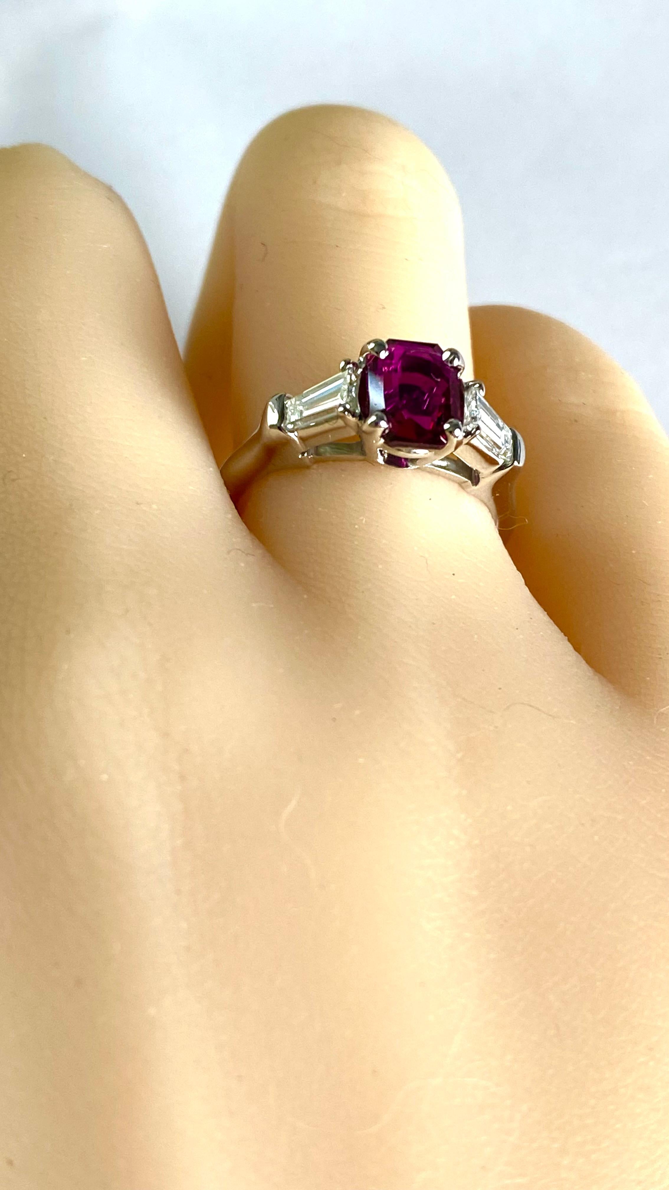 GIA Certified No Indication Heating Anello in platino con diamante e rubino a forma di smeraldo in vendita 5