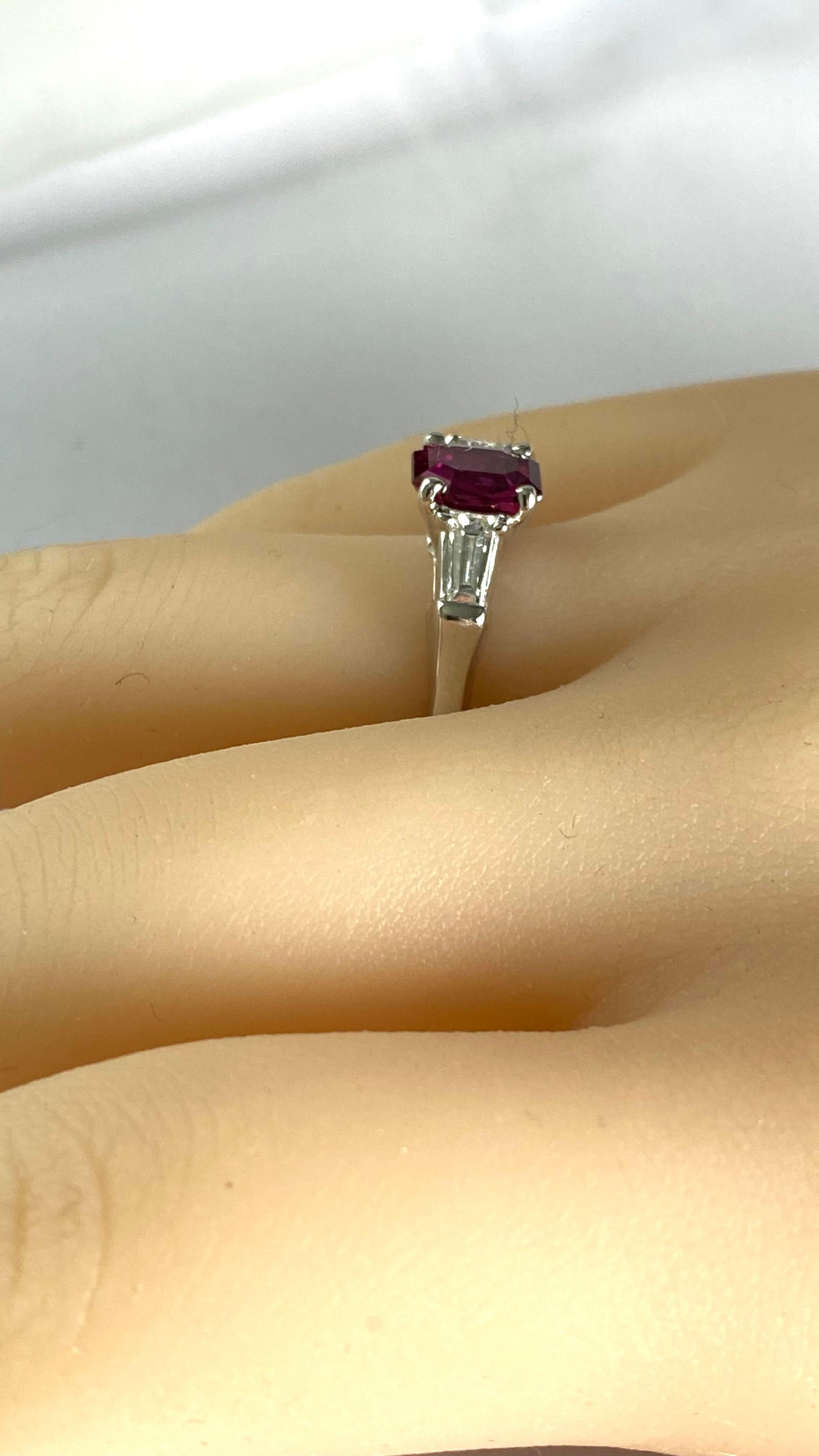 GIA Certified No Indication Heating Anello in platino con diamante e rubino a forma di smeraldo In condizioni buone in vendita a New York, NY