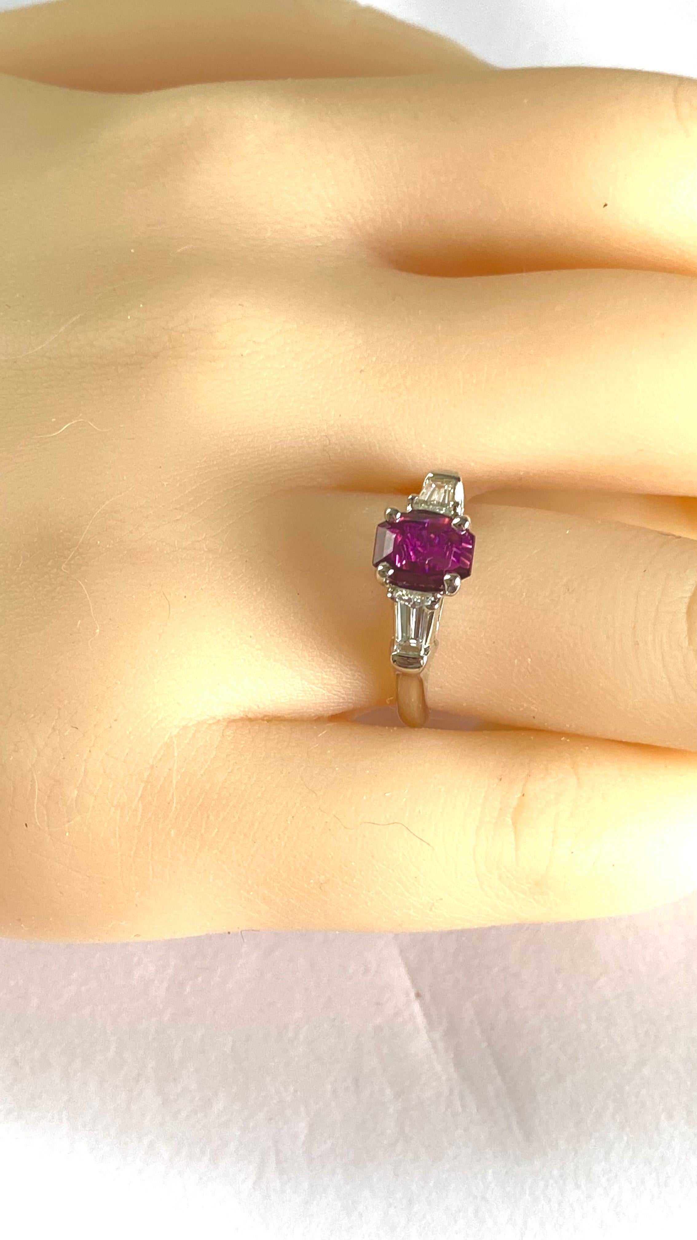 Donna GIA Certified No Indication Heating Anello in platino con diamante e rubino a forma di smeraldo in vendita