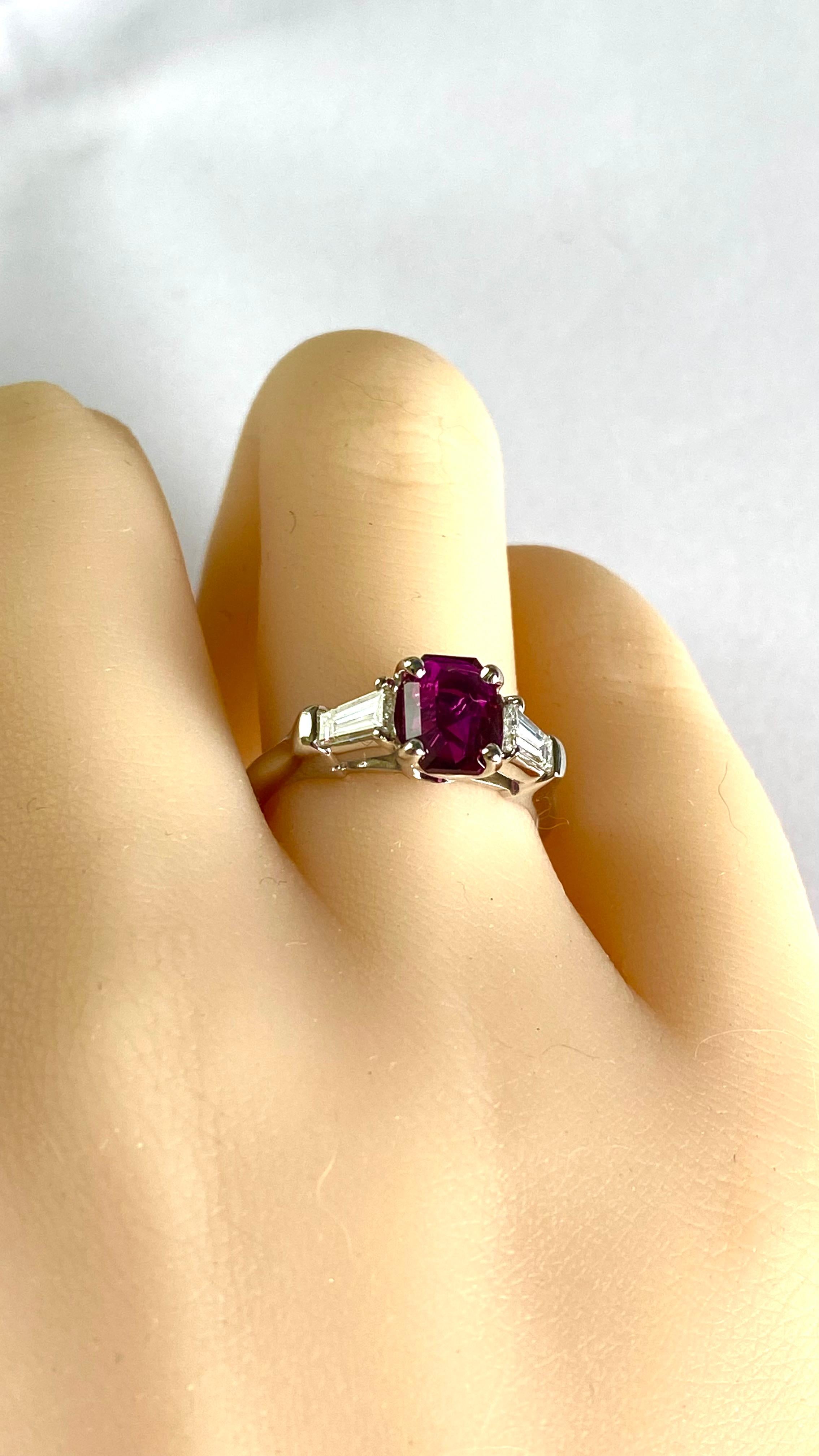 GIA Certified No Indication Heating Anello in platino con diamante e rubino a forma di smeraldo in vendita 2