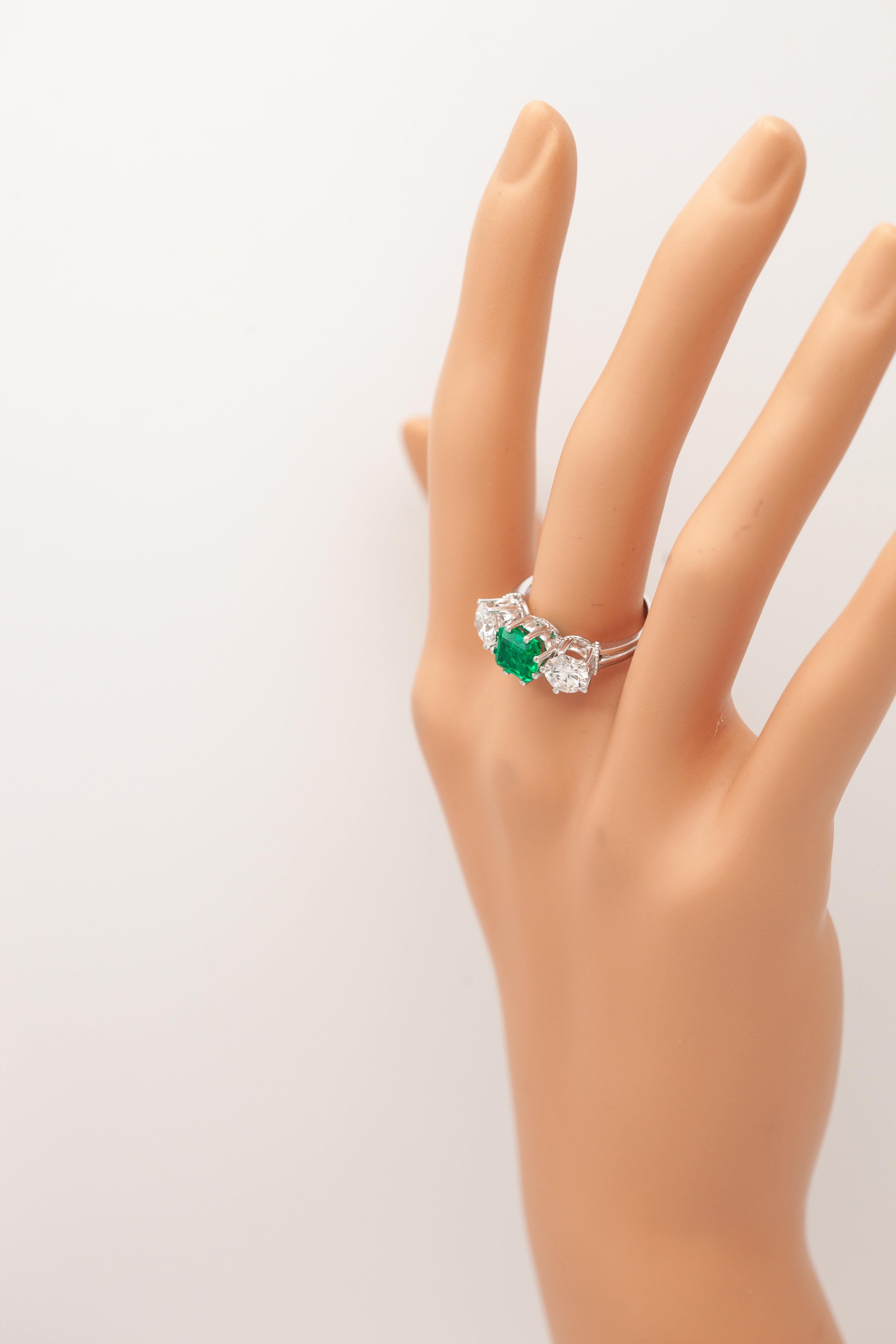 GIA zertifiziert NO OIL kolumbianischen Smaragd Diamant Platin Drei-Stein-Ring (Smaragdschliff) im Angebot
